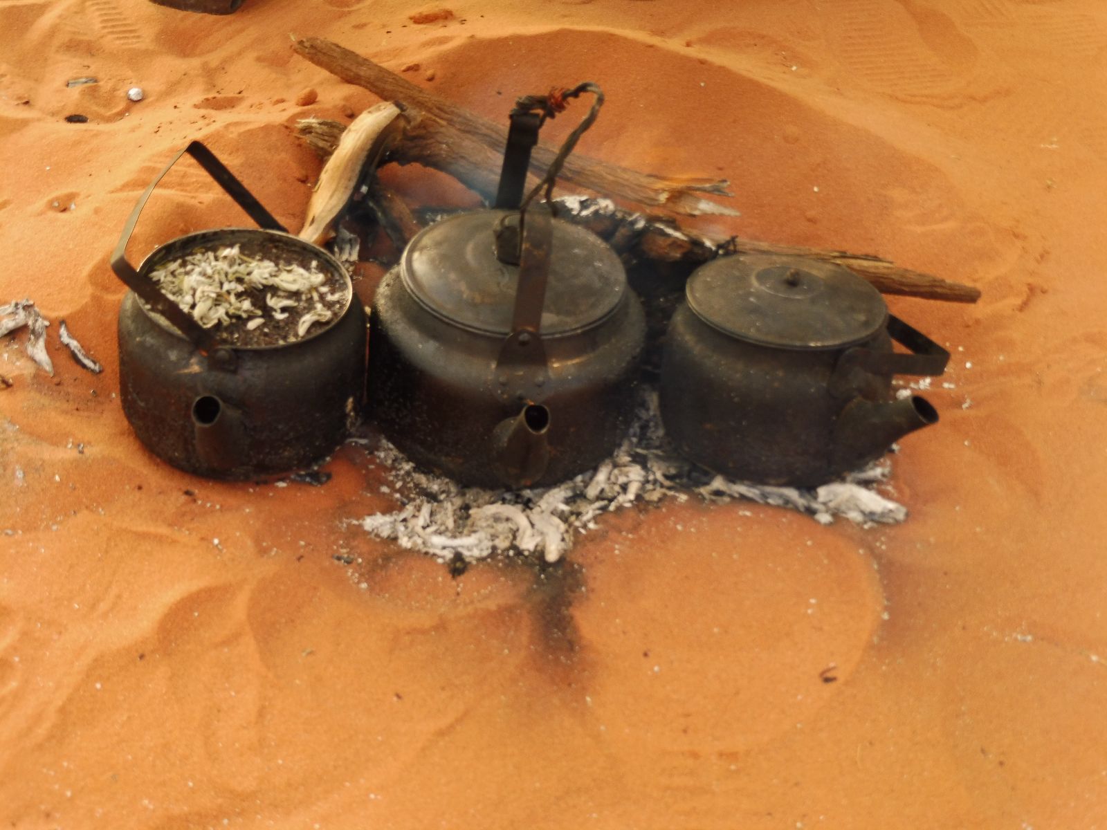Rondreis Jordanië, Wadi Rum, excursie koffiedrinken bij Bedoeïenen, traditionele koffiepotten in het zand