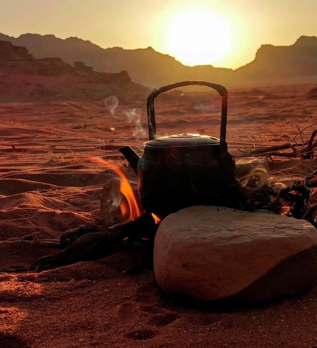 Rondreis Jordanië, Wadi Rum, excursie koffiedrinken bij bedoeïenen, pot op vuur