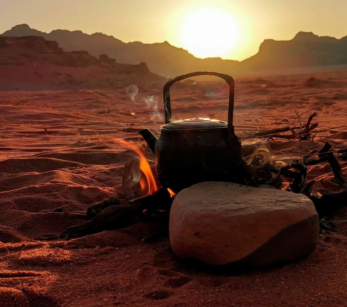 Rondreis Jordanië, Wadi Rum, excursie koffiedrinken bij bedoeïenen, pot op vuur