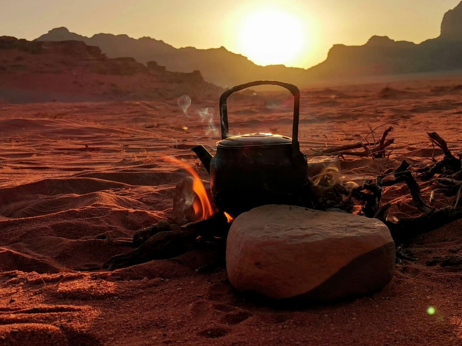 Rondreis Jordanië, Wadi Rum, excursie koffiedrinken bij bedoeïenen, pot op vuur