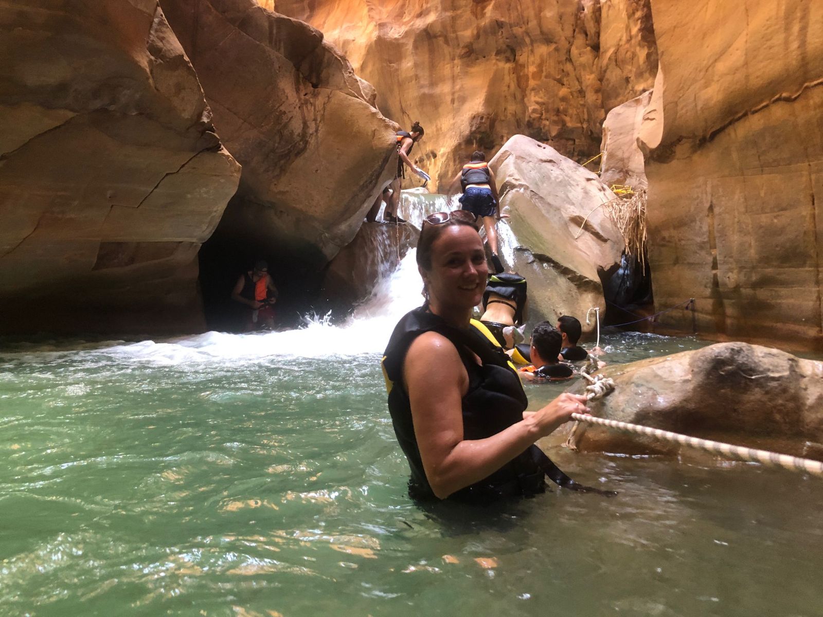Rondreis Jordanië, Wadi al Mujib, excursie Siq Trail hike, Joanne in het water