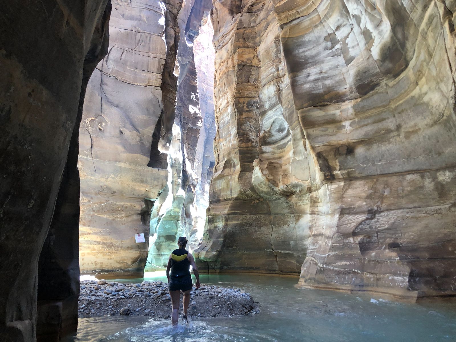 Rondreis Jordanië, Wadi al Mujib, excursie Siq Trail hike, Joanne wandelt door Siq Canyon