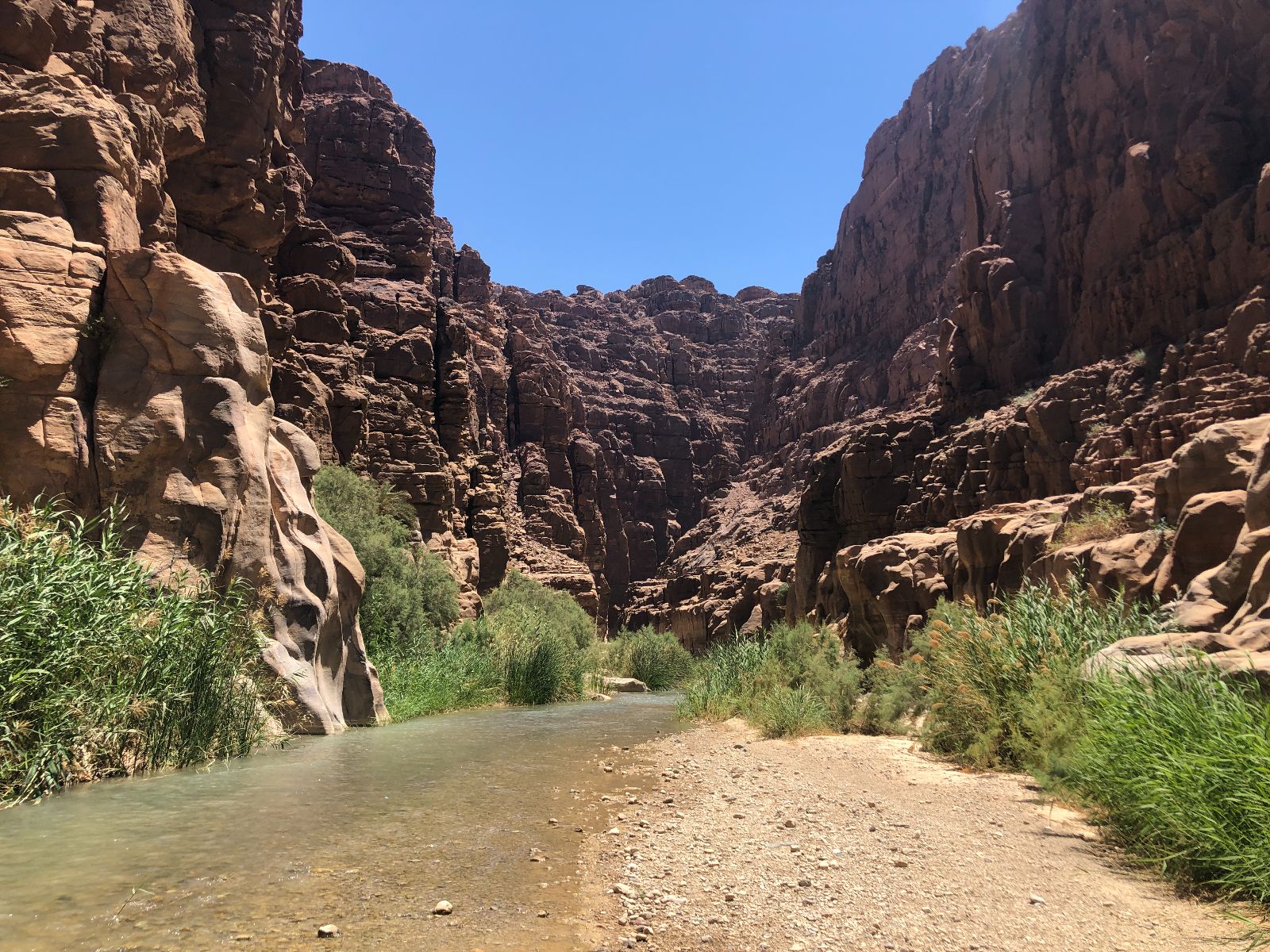 Rondreis Jordanië, Wadi al Mujib, excursie Siq Trail hike, Siq Canyon rotsen