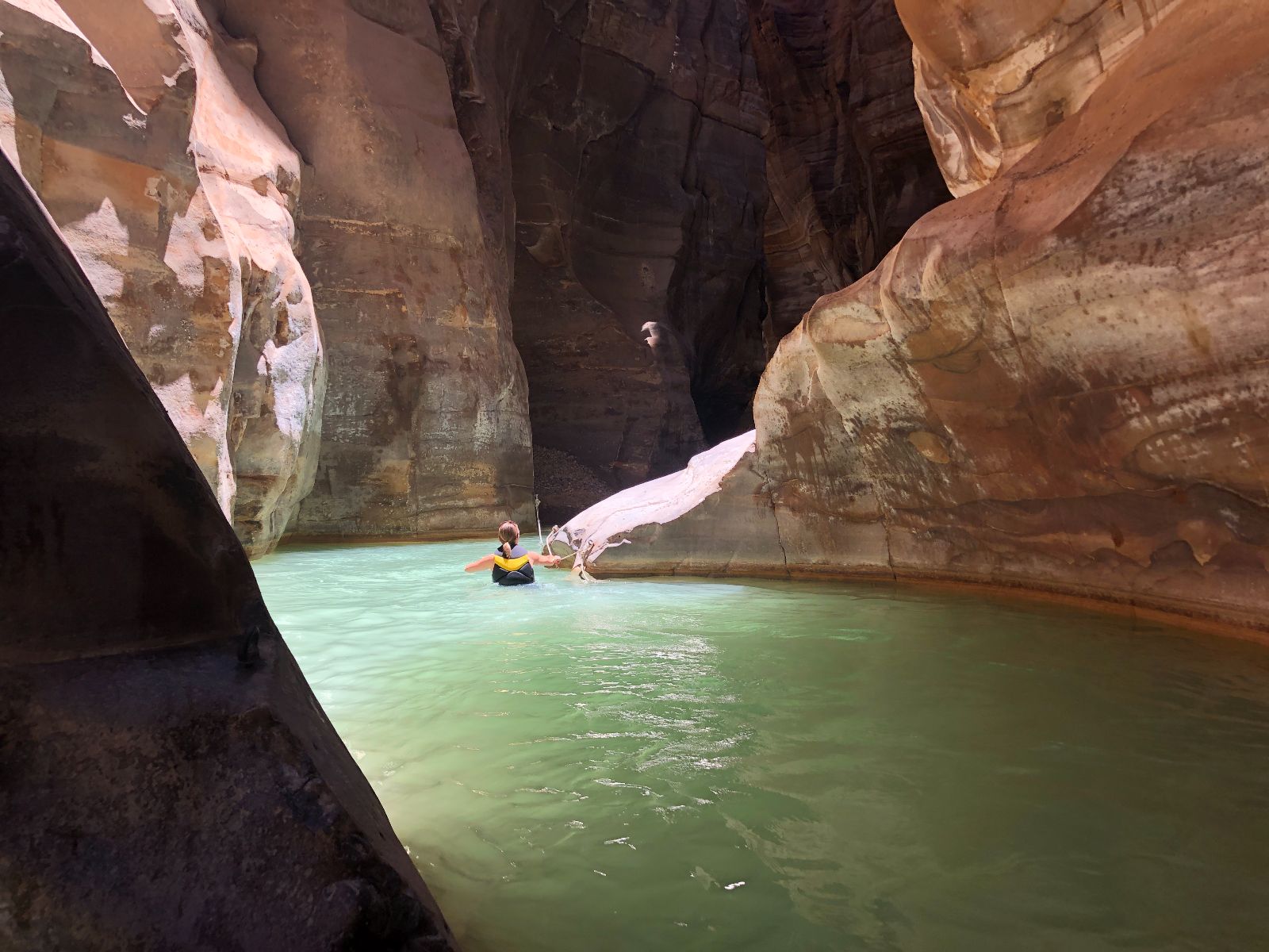 Rondreis Jordanië, Wadi al Mujib, excursie Siq Trail hike, kloof water