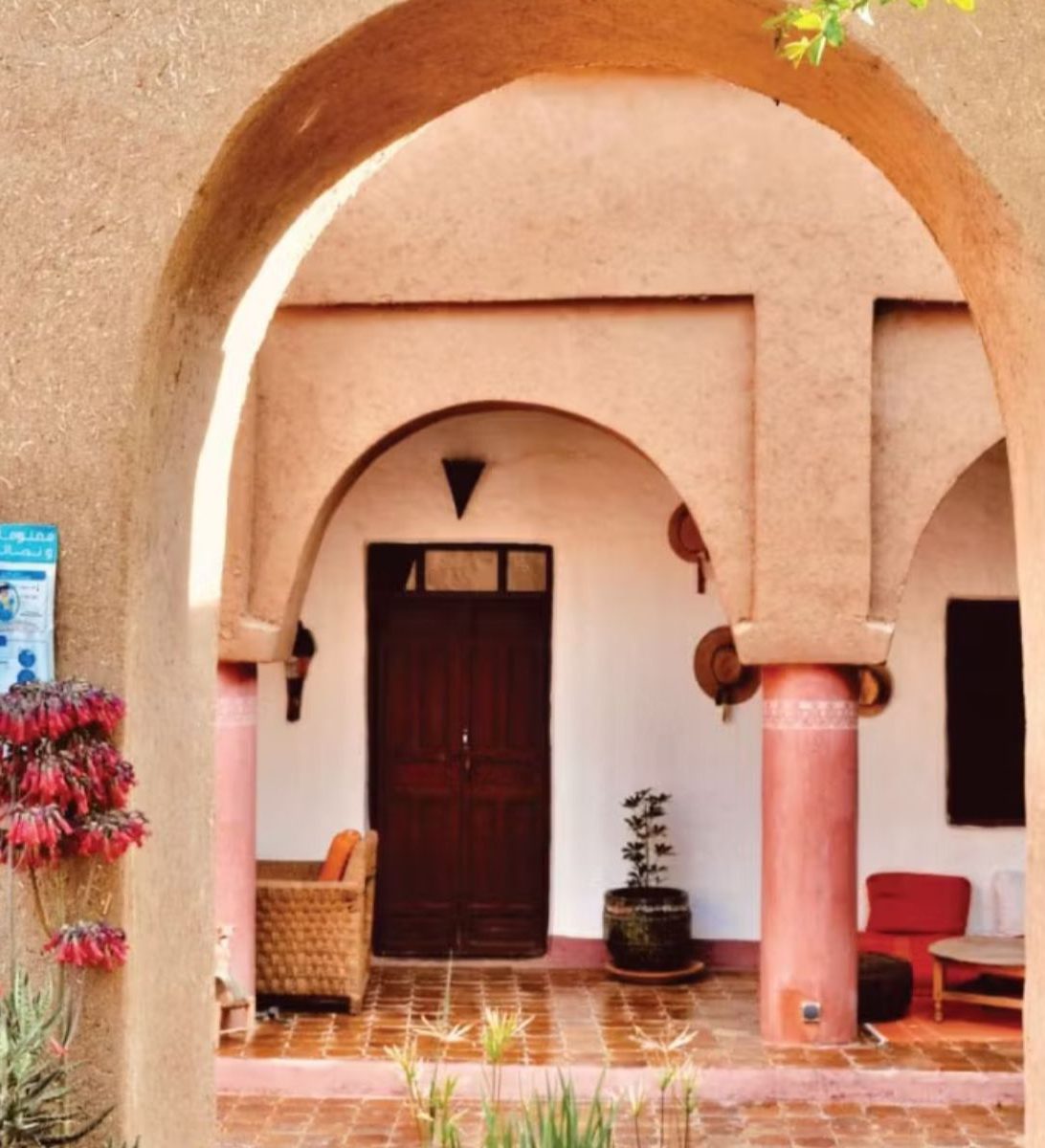 Rondreis Marokko, Agdz, Dar Qamar, binnenplaats en deur hotelkamer
