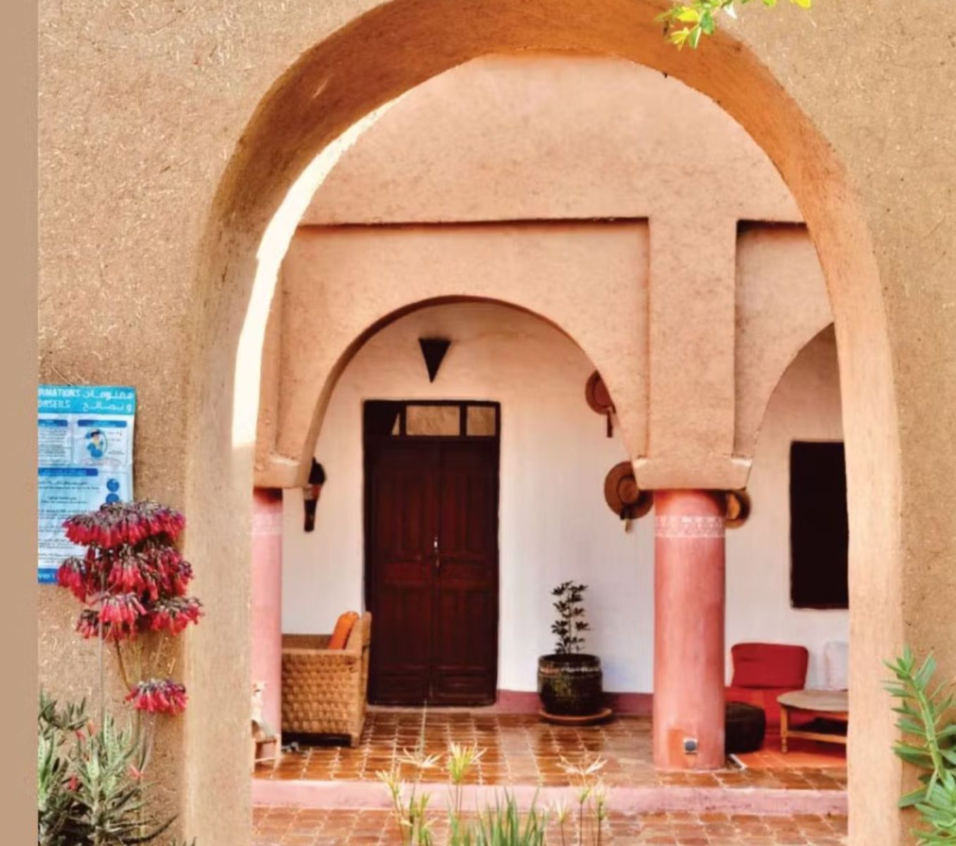 Rondreis Marokko, Agdz, Dar Qamar, binnenplaats en deur hotelkamer