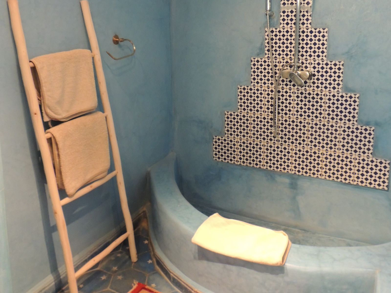 Rondreis Marokko, Agdz, Dar Qamar, superior kamer badkamer met douche
