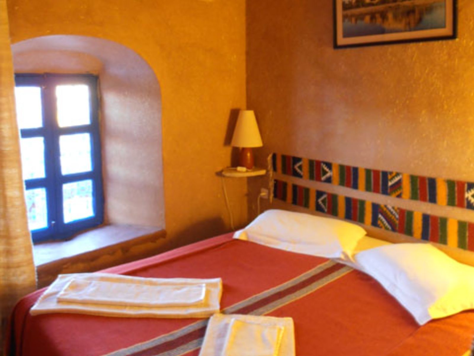 Rondreis Marokko, Aït Ben Haddou, Dar Mouna, double bed tweepersoonskamer rood