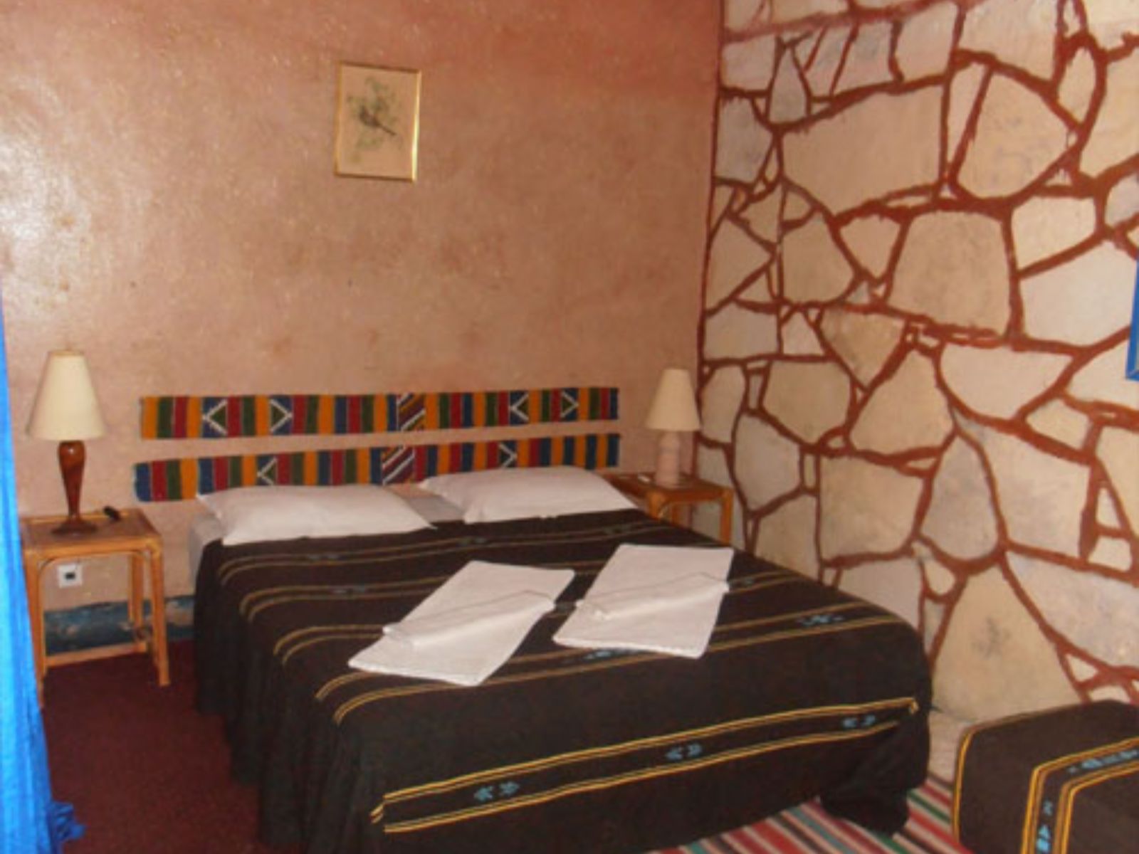 Rondreis Marokko, Aït Ben Haddou, Dar Mouna, double bed tweepersoonskamer zwart