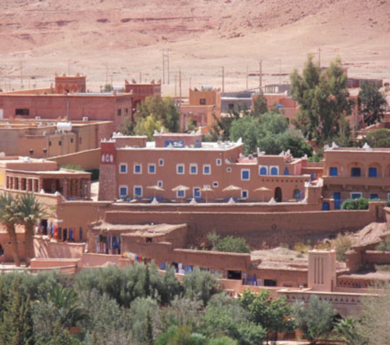Rondreis Marokko, Aït Ben Haddou, Dar Mouna, hotel buitenaanzicht luchtfoto