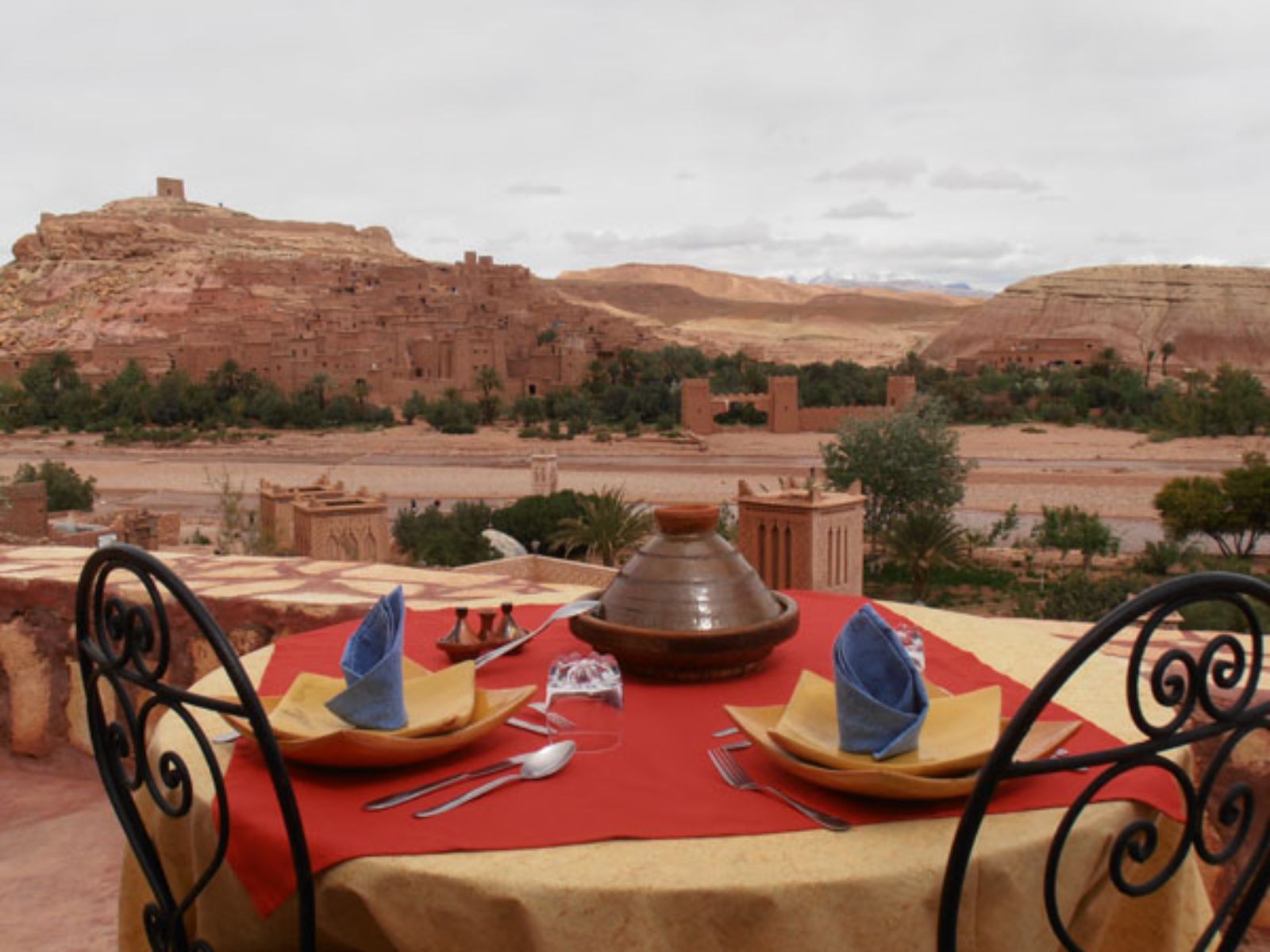 Rondreis Marokko, Aït Ben Haddou, Dar Mouna, restaurant eettafel met uitzicht buiten