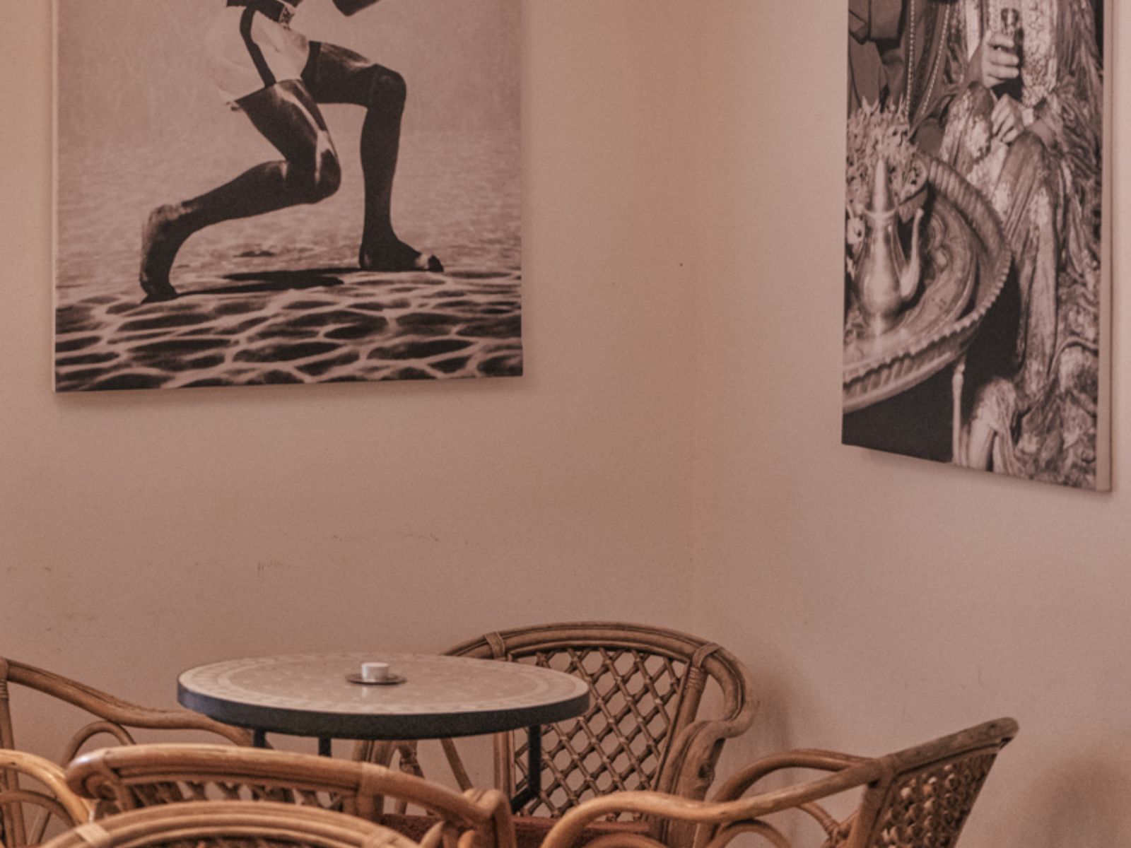 Rondreis Marokko, Aït Ben Haddou, Ksar Ighnda, jazz club sfeer beeld aan de muur
