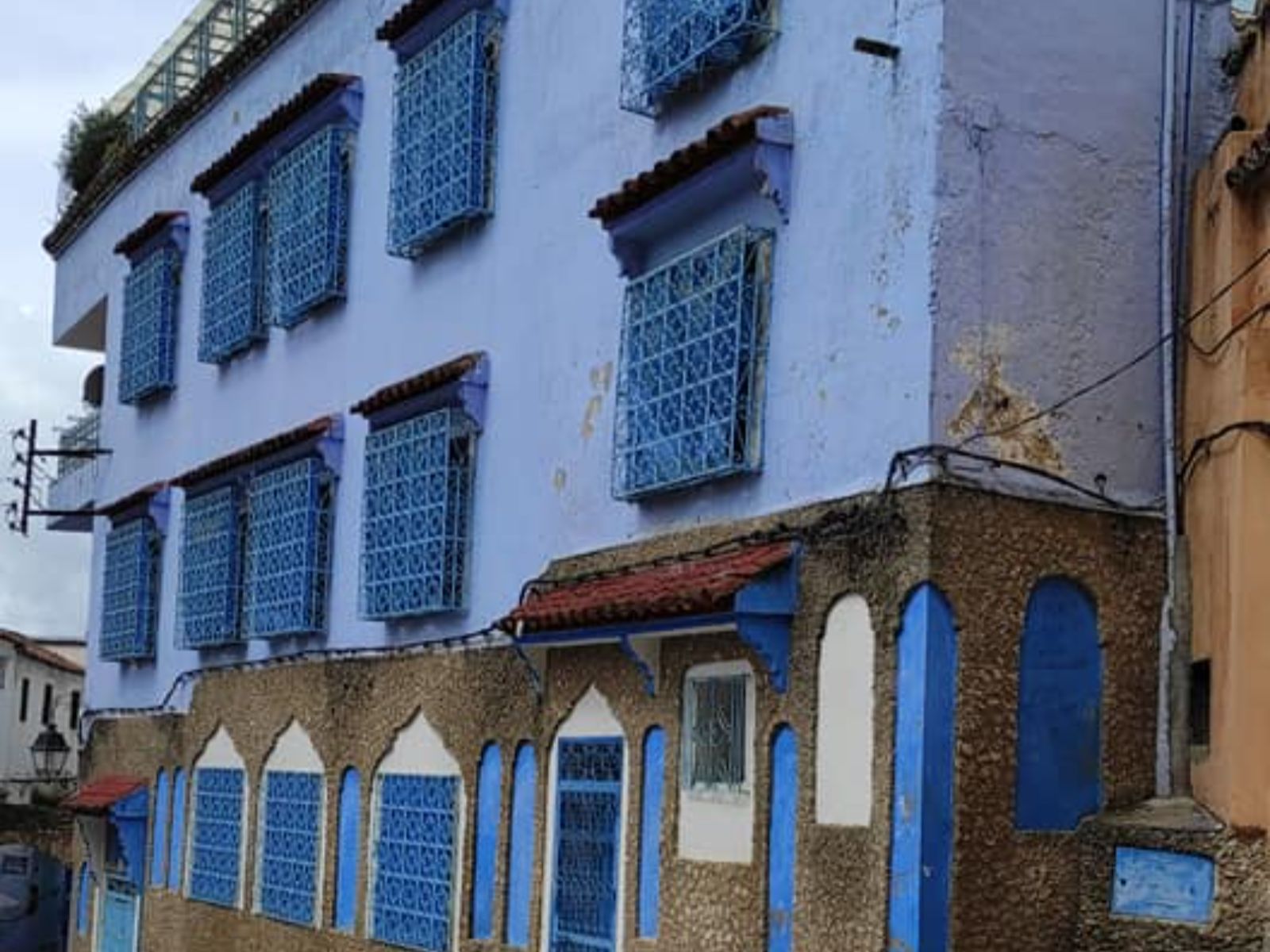 Rondreis Marokko, Chefchaouen, Dar Meziana, buitenkant hotel