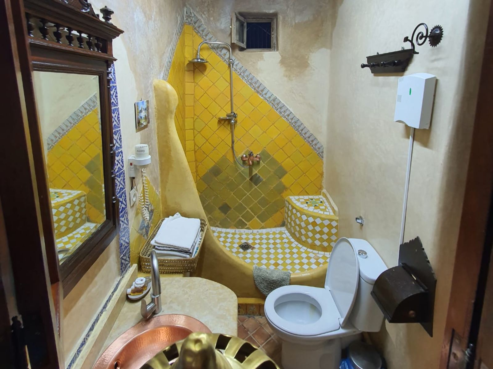 Rondreis Marokko, Chefchaouen, Dar Meziana, standaard kamer, badkamer met toilet en douche