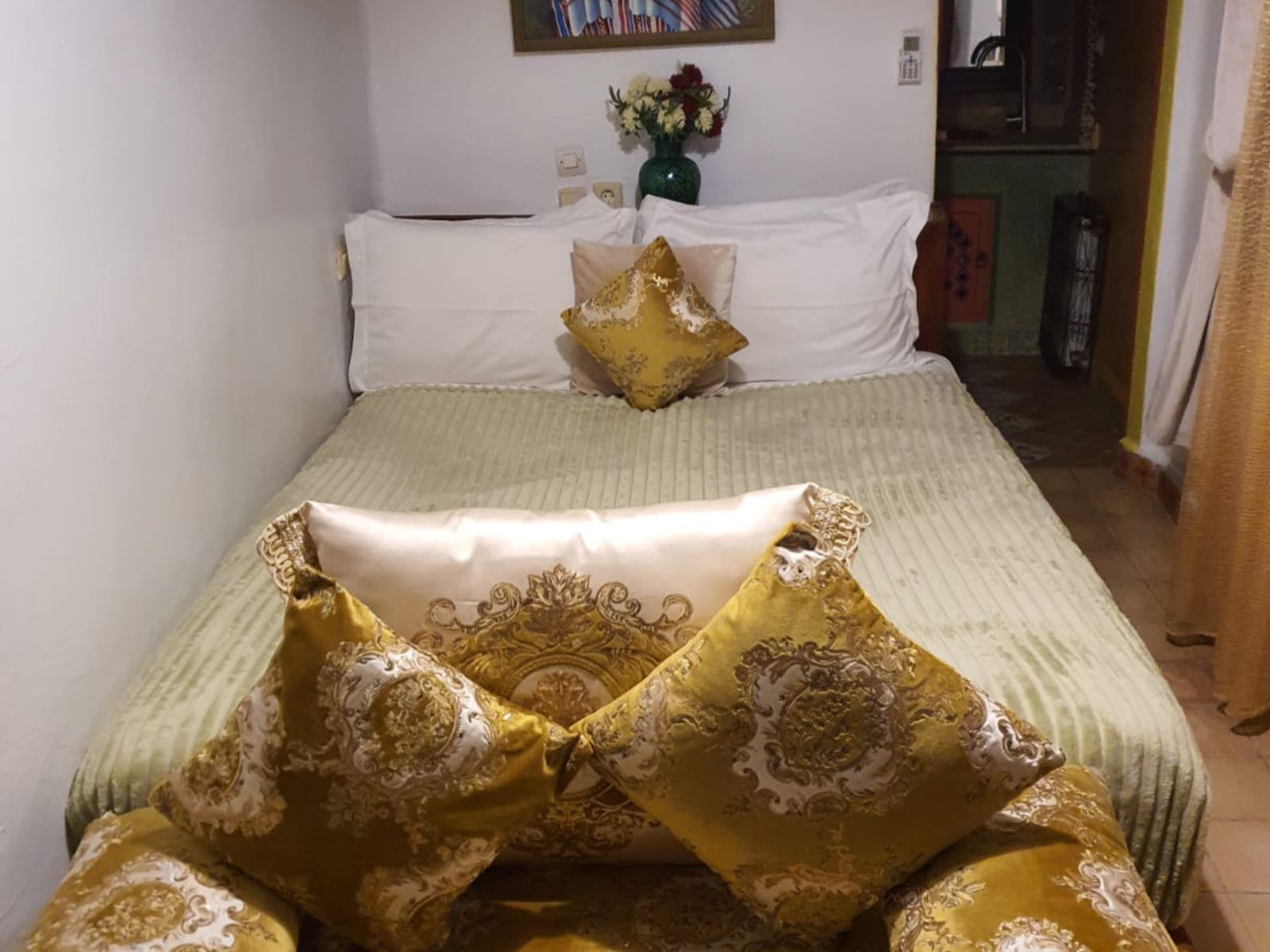 Rondreis Marokko, Chefchaouen, Dar Meziana, standaard kamer, tweepersoonsbed en sofa aan het voeteneinde