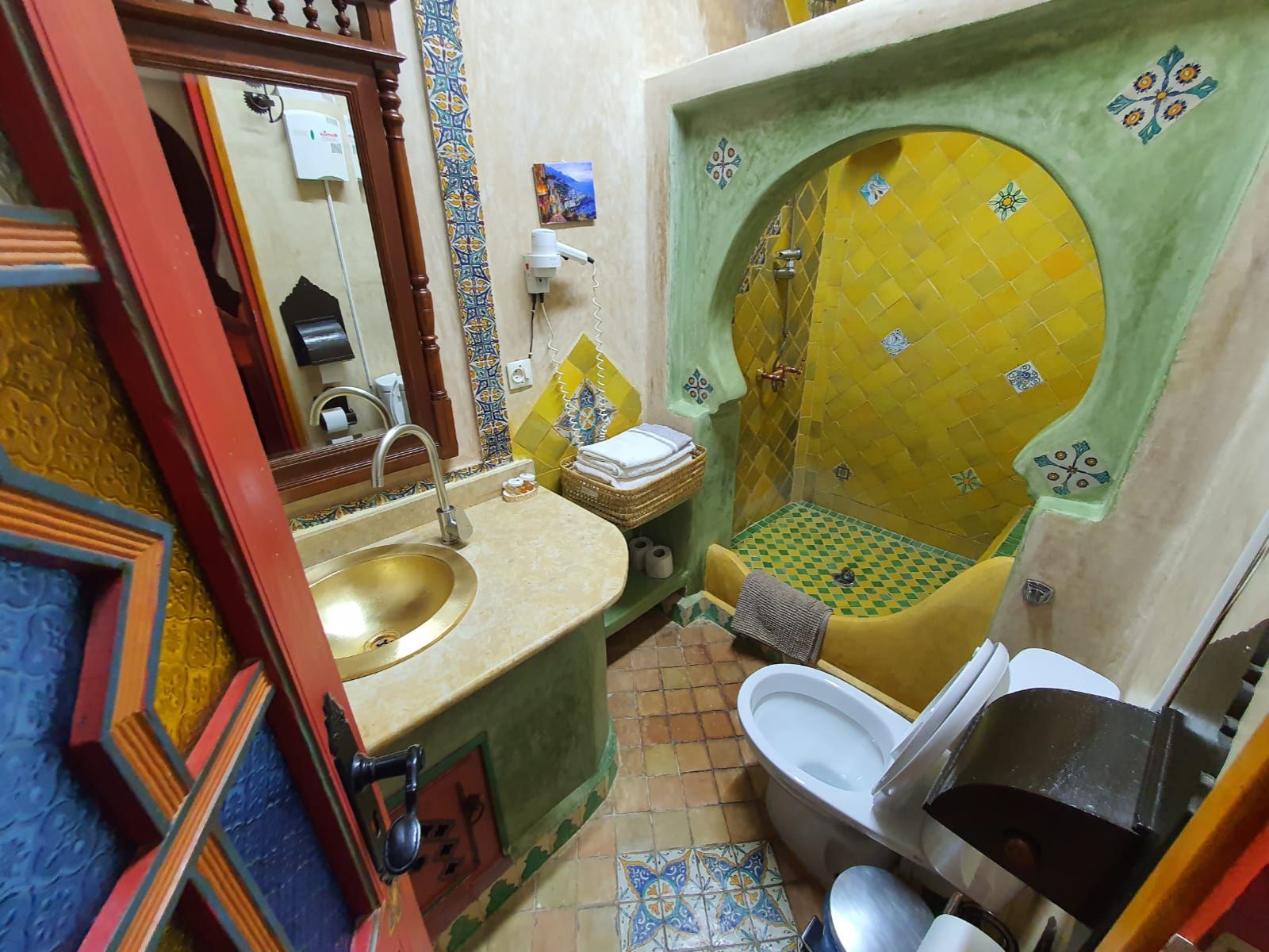 Rondreis Marokko, Chefchaouen, Dar Meziana, superior room, badkamer