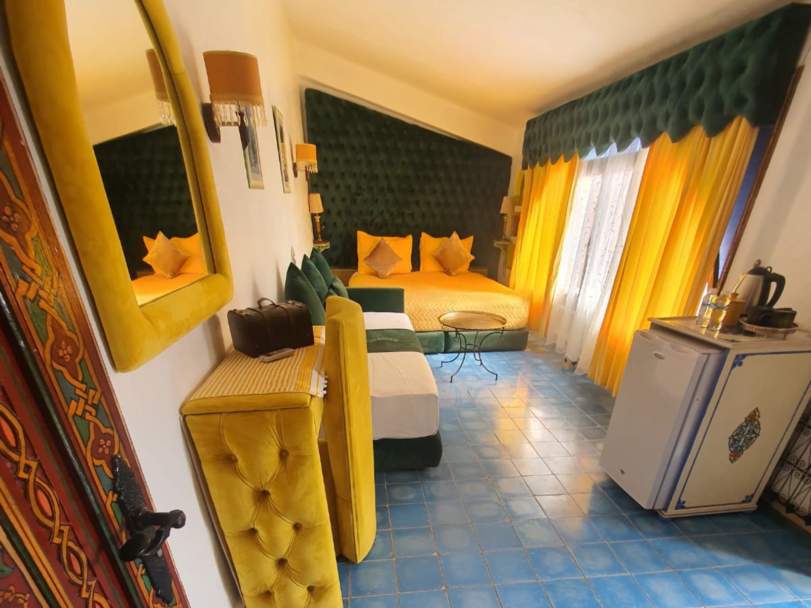 Rondreis Marokko, Chefchaouen, Dar Meziana, superior room, kameroverzicht met tweepersoonsbed