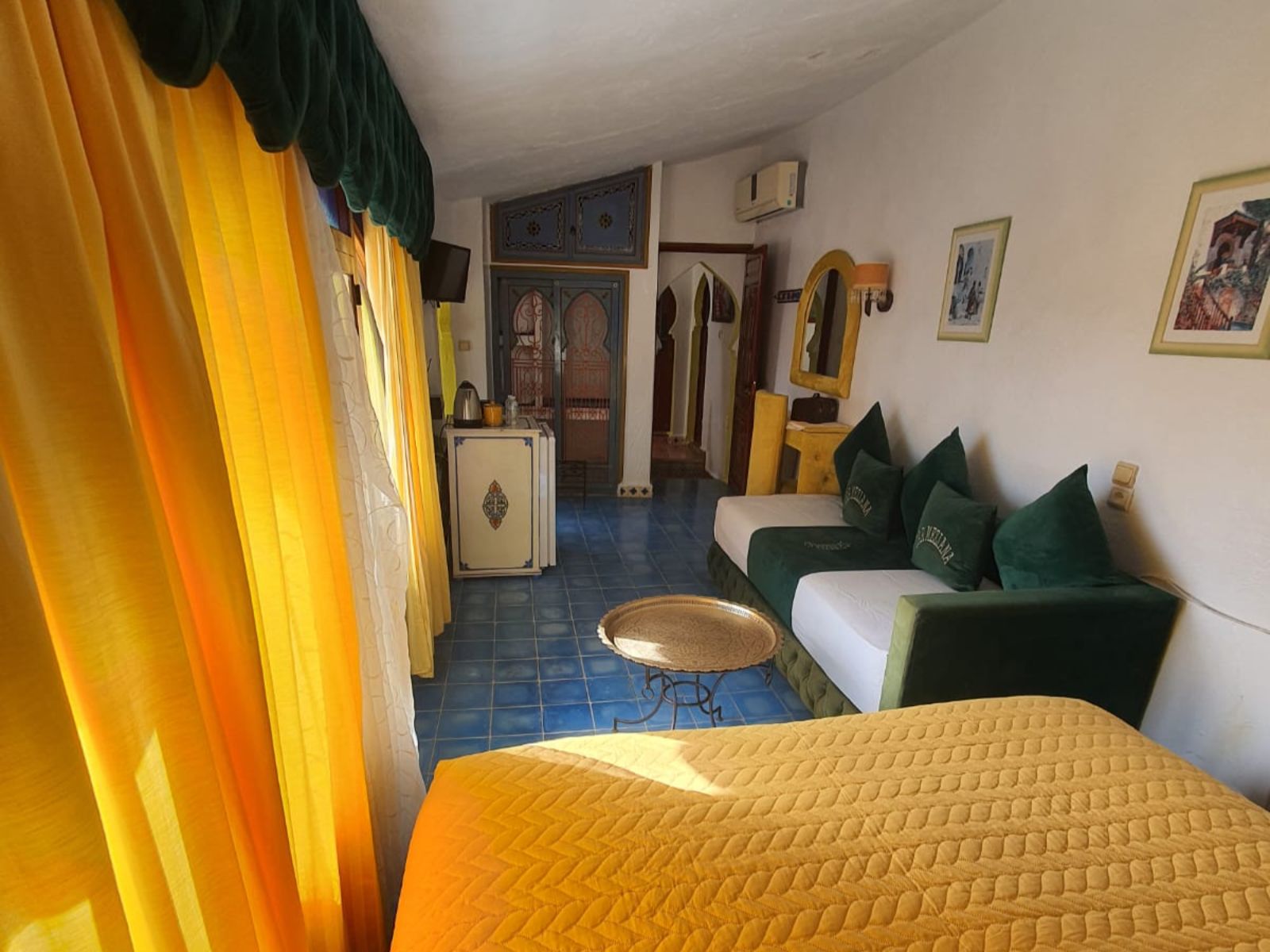 Rondreis Marokko, Chefchaouen, Dar Meziana, superior room, kameroverzicht met zitgedeelte en koelkastje