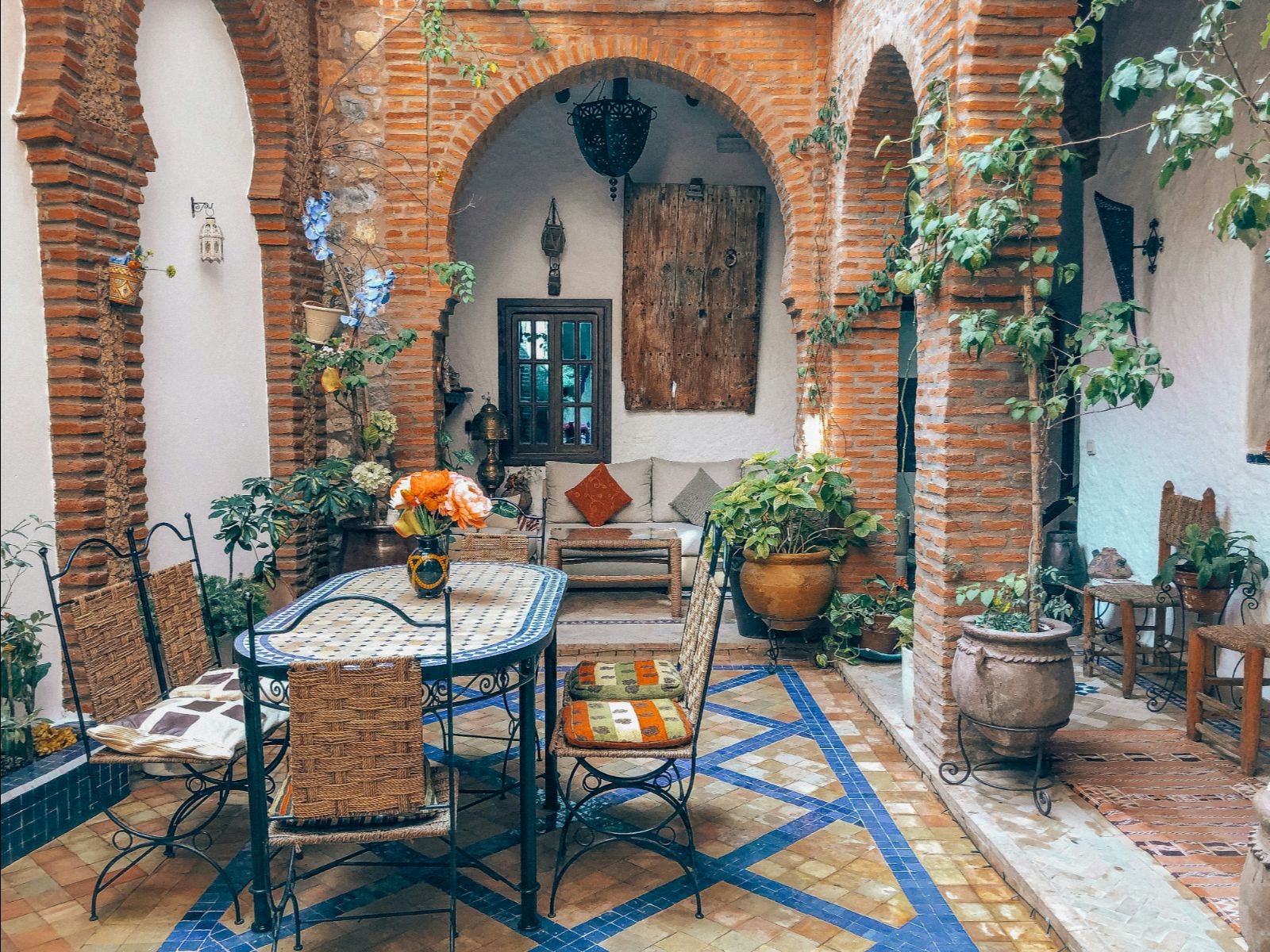 Rondreis Marokko, Chefchaouen, binnenplaats met zitplaats