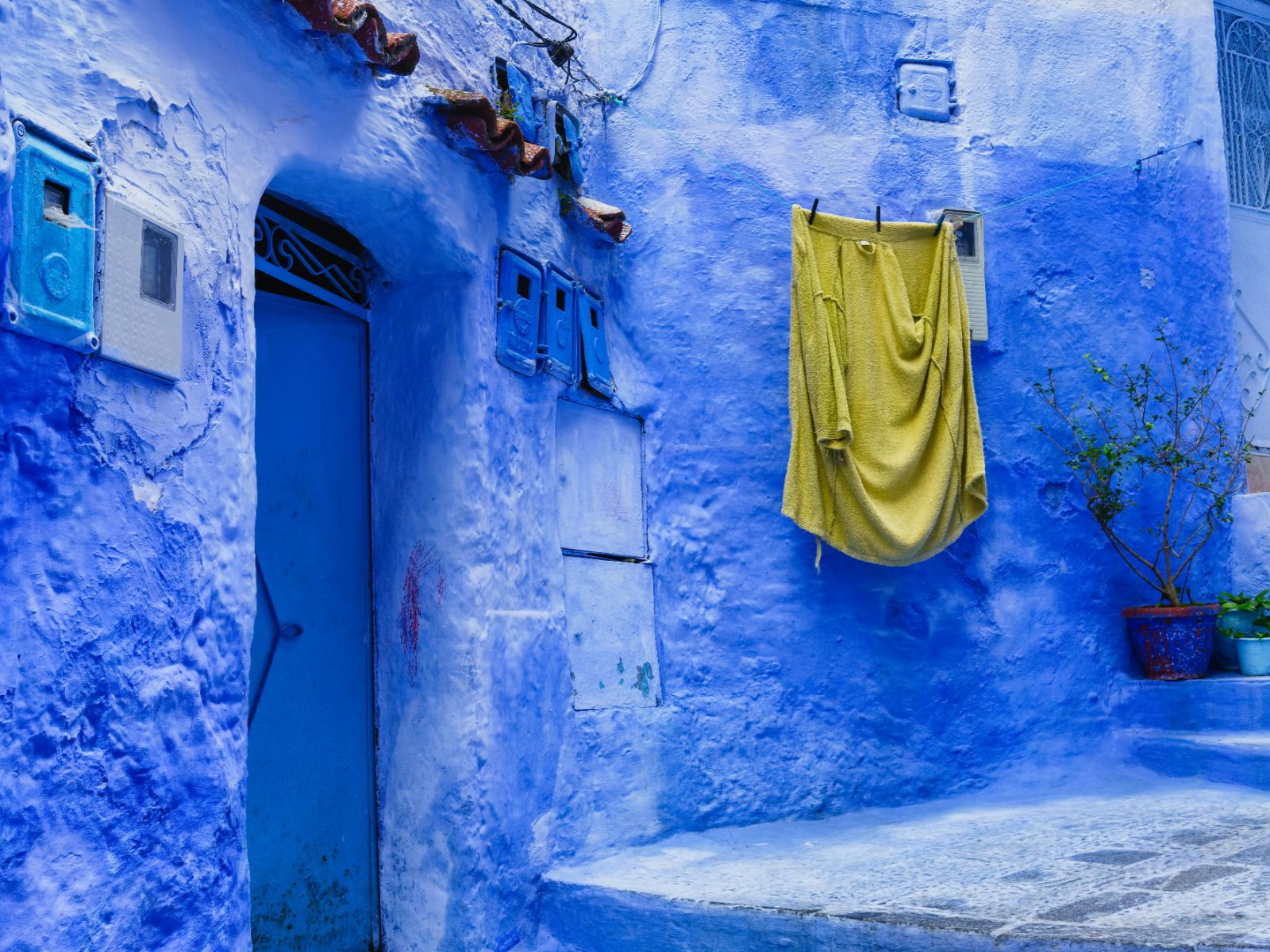 Rondreis Marokko, Chefchaouen, blauwe straat met blauw deur