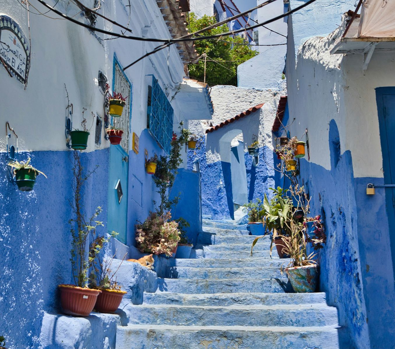 Rondreis Marokko, Chefchaouen, blauwe trap tussen huizen door
