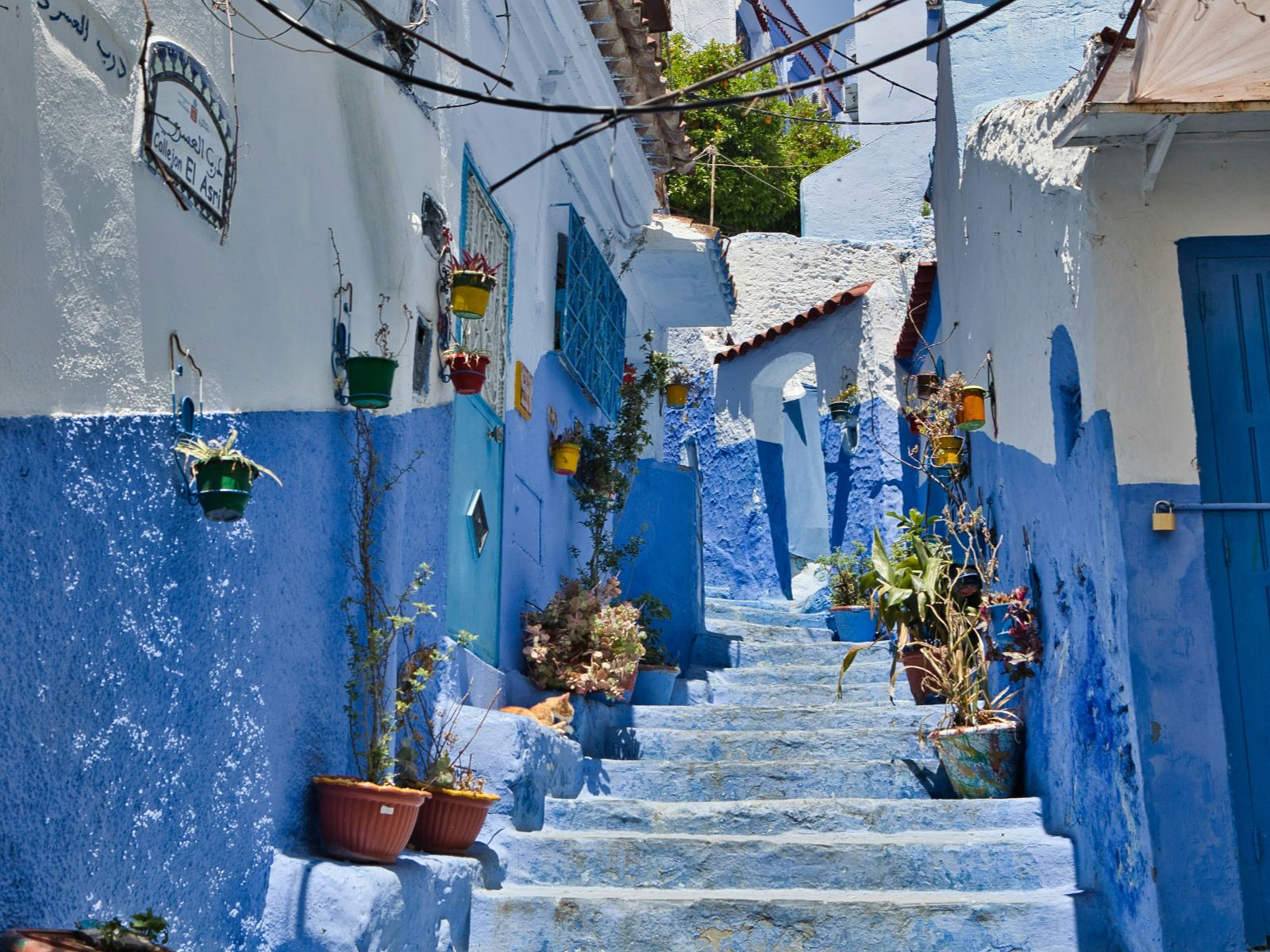 Rondreis Marokko, Chefchaouen, blauwe trap tussen huizen door