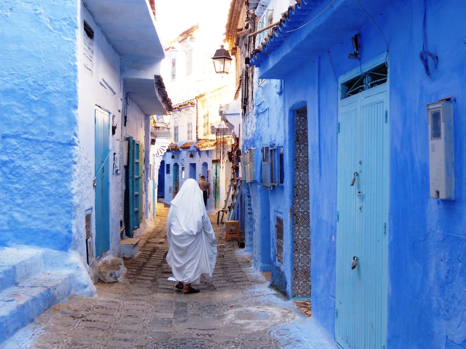 Rondreis Marokko, Chefchaouen, iemand in de straat