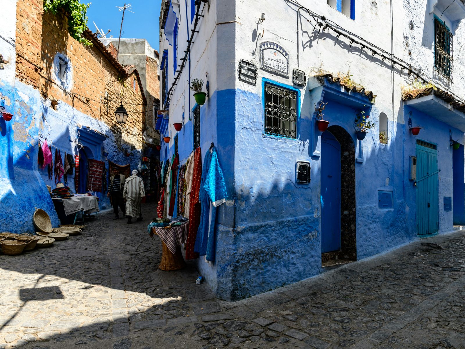 Rondreis Marokko, Chefchaouen, straatje met winkels