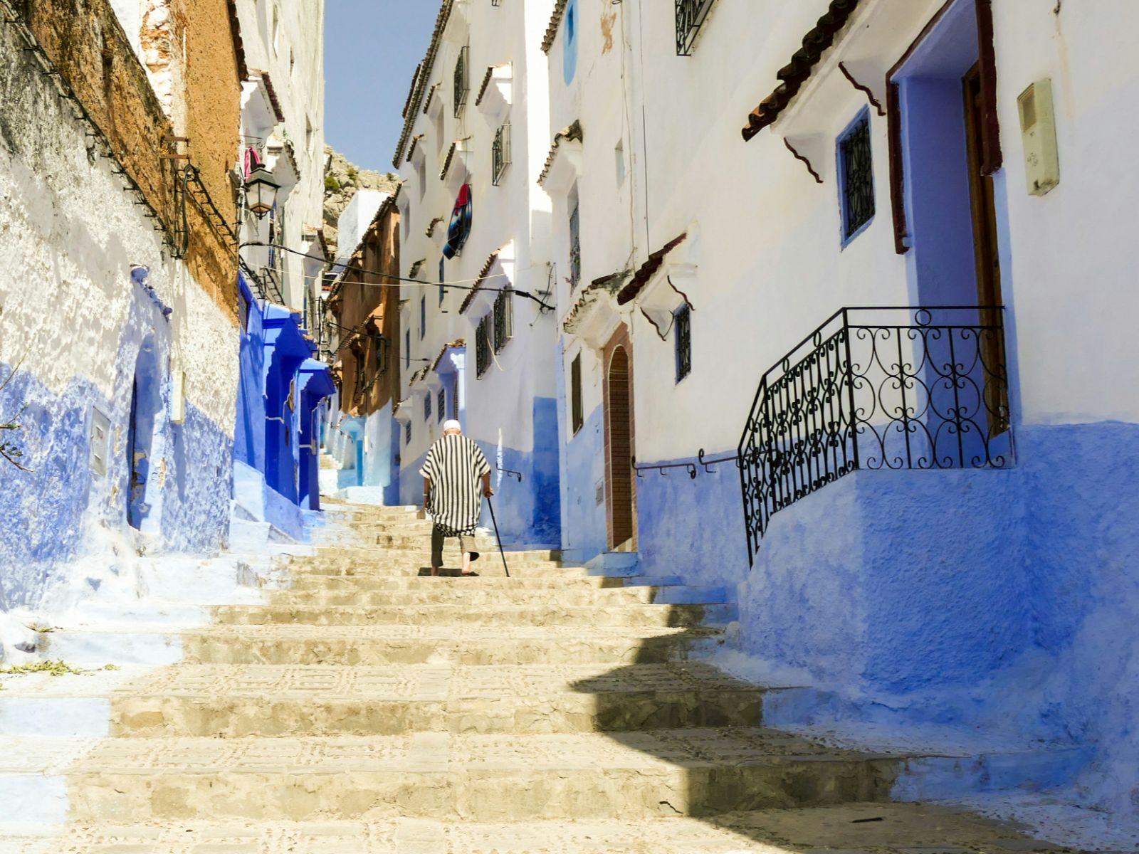 Rondreis Marokko, Chefchaouen, trap naar boven tussen huizen