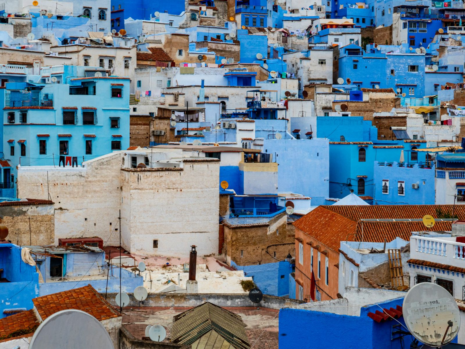 Rondreis Marokko, Chefchaouen, verschillende gekleurde gebouwen