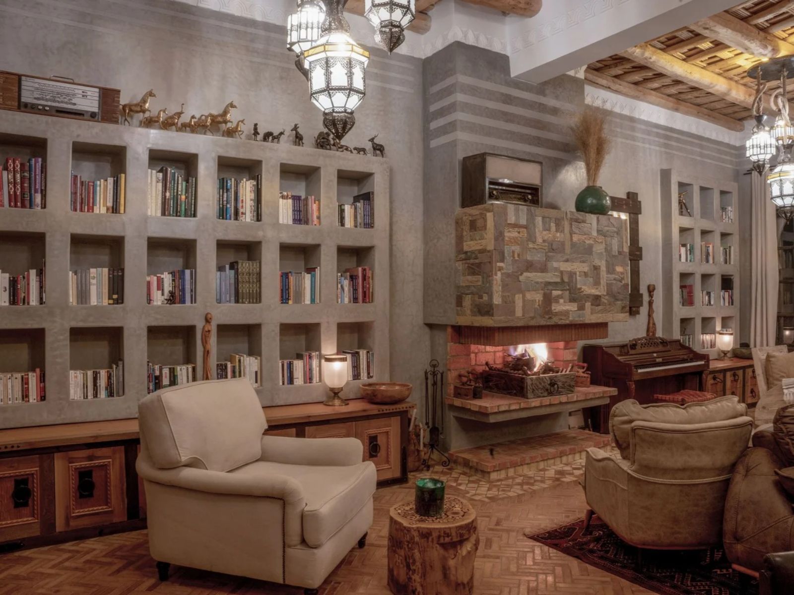 Rondreis Marokko, Dadès Vallei, Eden Boutique Hotel, bibliotheek met zitgedeelte
