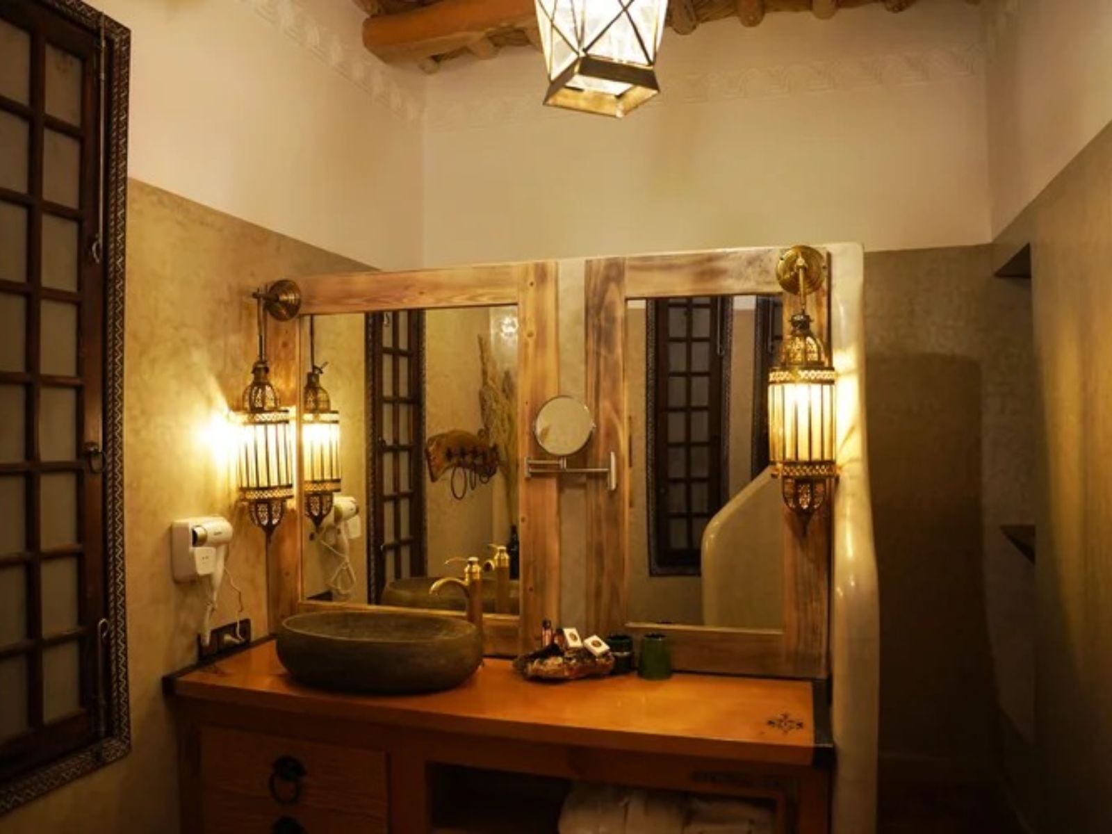 Rondreis Marokko, Dadès Vallei, Eden Boutique Hotel, deluxe suite met terras, badkamer
