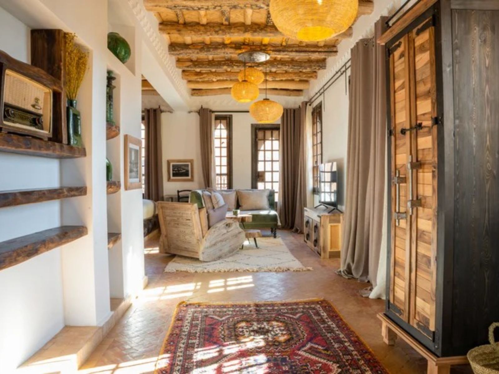 Rondreis Marokko, Dadès Vallei, Eden Boutique Hotel, deluxe suite met terras, zitgedeelte kamer