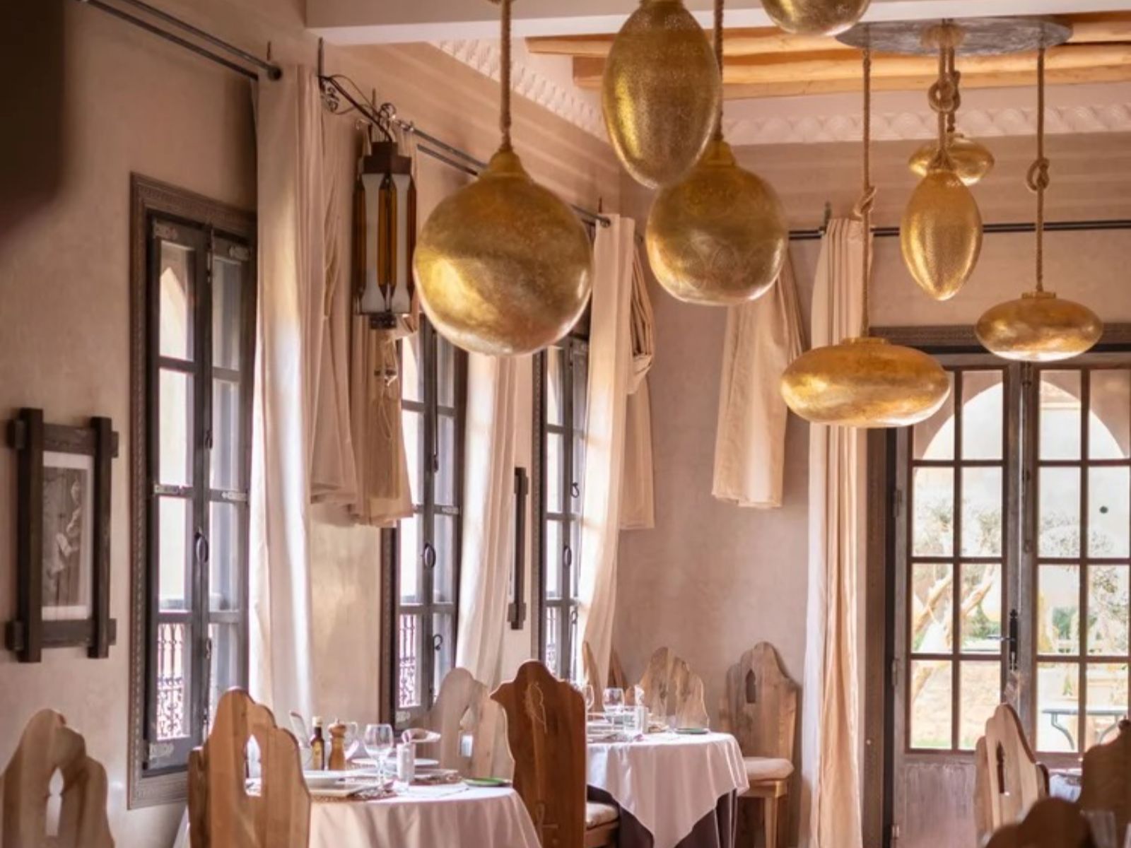 Rondreis Marokko, Dadès Vallei, Eden Boutique Hotel, restaurant met gedekte tafels