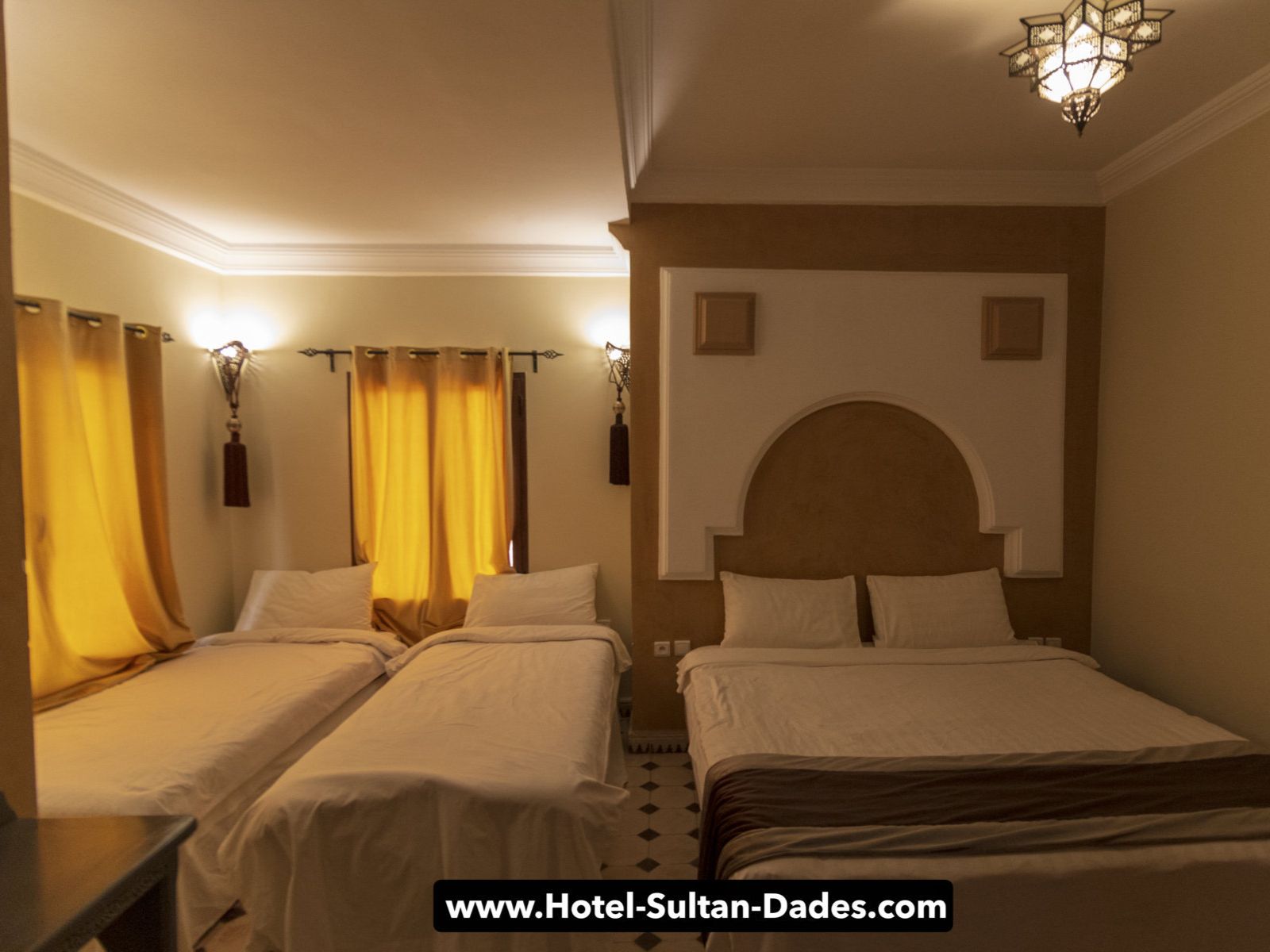 Rondreis Marokko, Dadés Vallei, Ksar Sultan, vierpersoonskamer, double en twin beds
