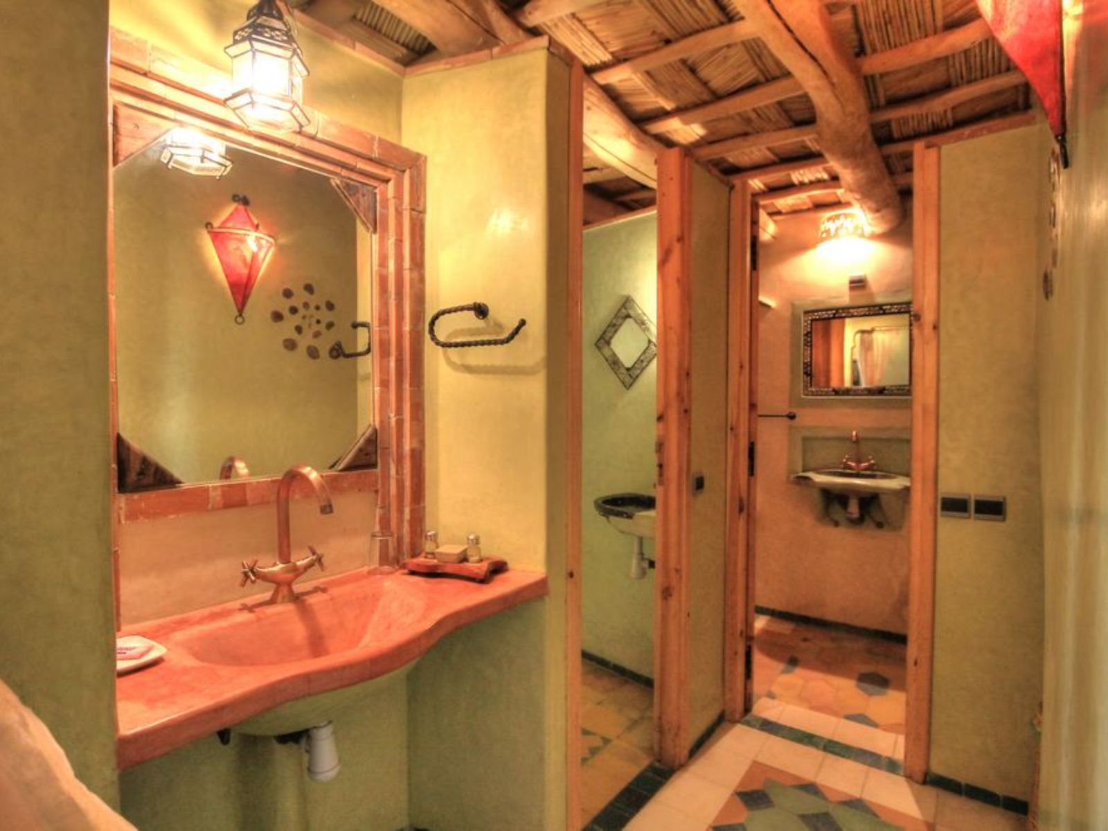 Rondreis Marokko, Dadés Vallei, La Perle du Dades, Amazir room, badkamer