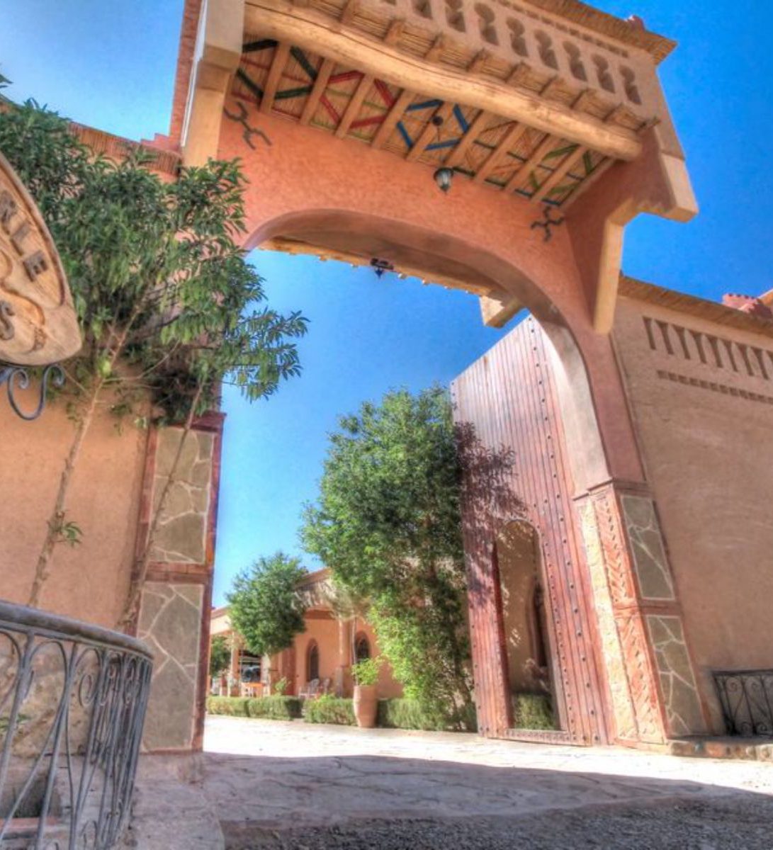 Rondreis Marokko, Dadés Vallei, La Perle du Dades, ingang guesthouse met poort