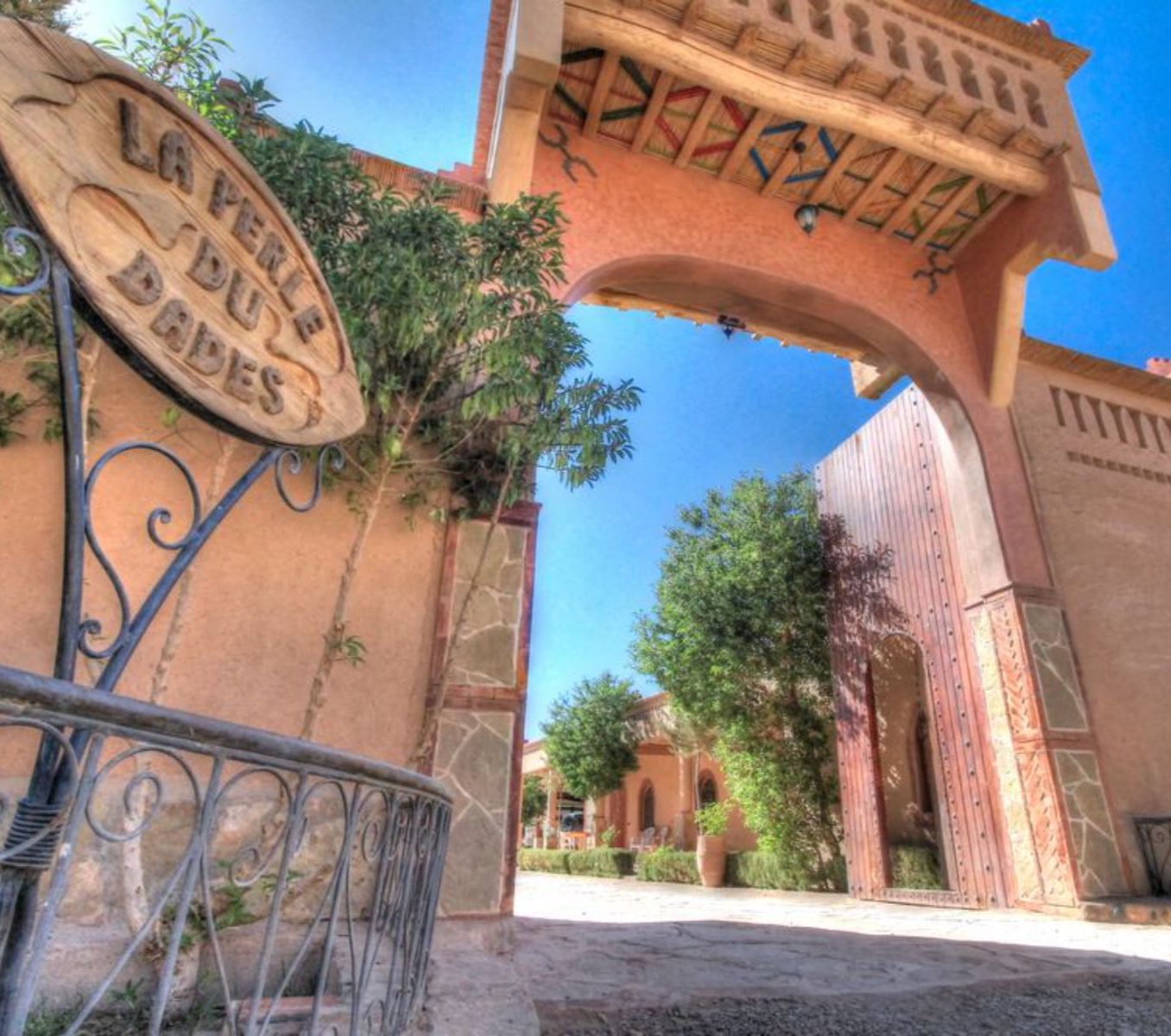 Rondreis Marokko, Dadés Vallei, La Perle du Dades, ingang guesthouse met poort