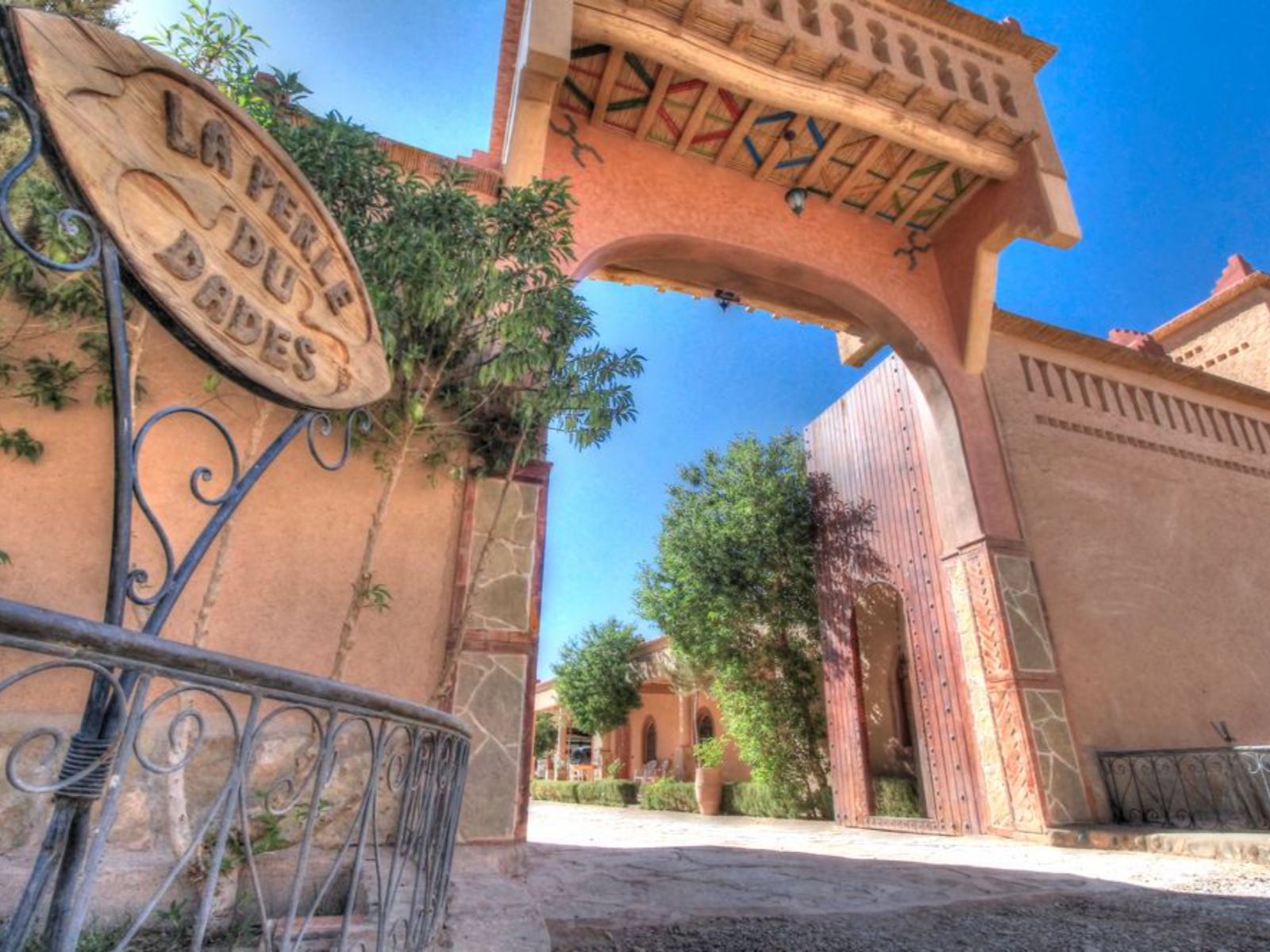 Rondreis Marokko, Dadés Vallei, La Perle du Dades, ingang guesthouse met poort