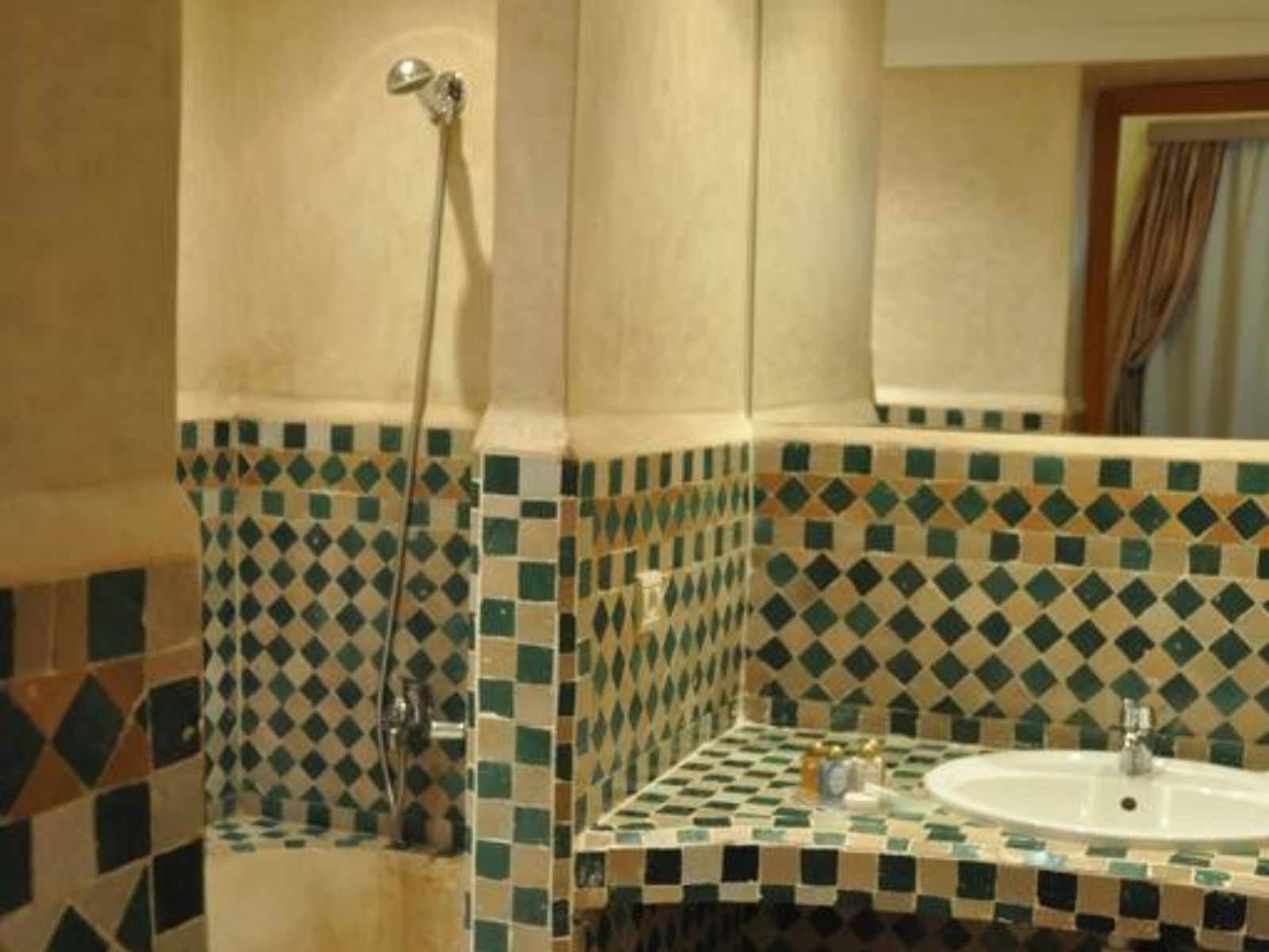 Rondreis Marokko, Essaouira, Palais des Remparts, Standard Double Room, badkamer