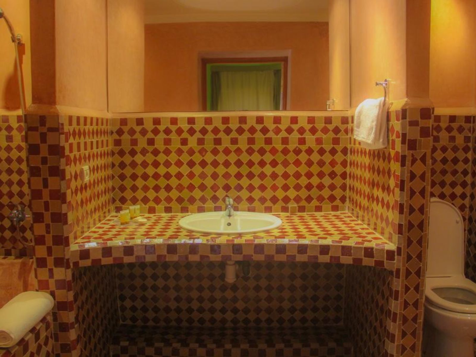 Rondreis Marokko, Essaouira, Palais des Remparts, Standard Suite, badkamer