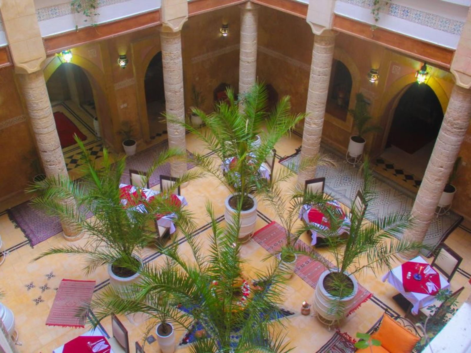 Rondreis Marokko, Essaouira, Palais des Remparts, eetzaal bovenaanzicht