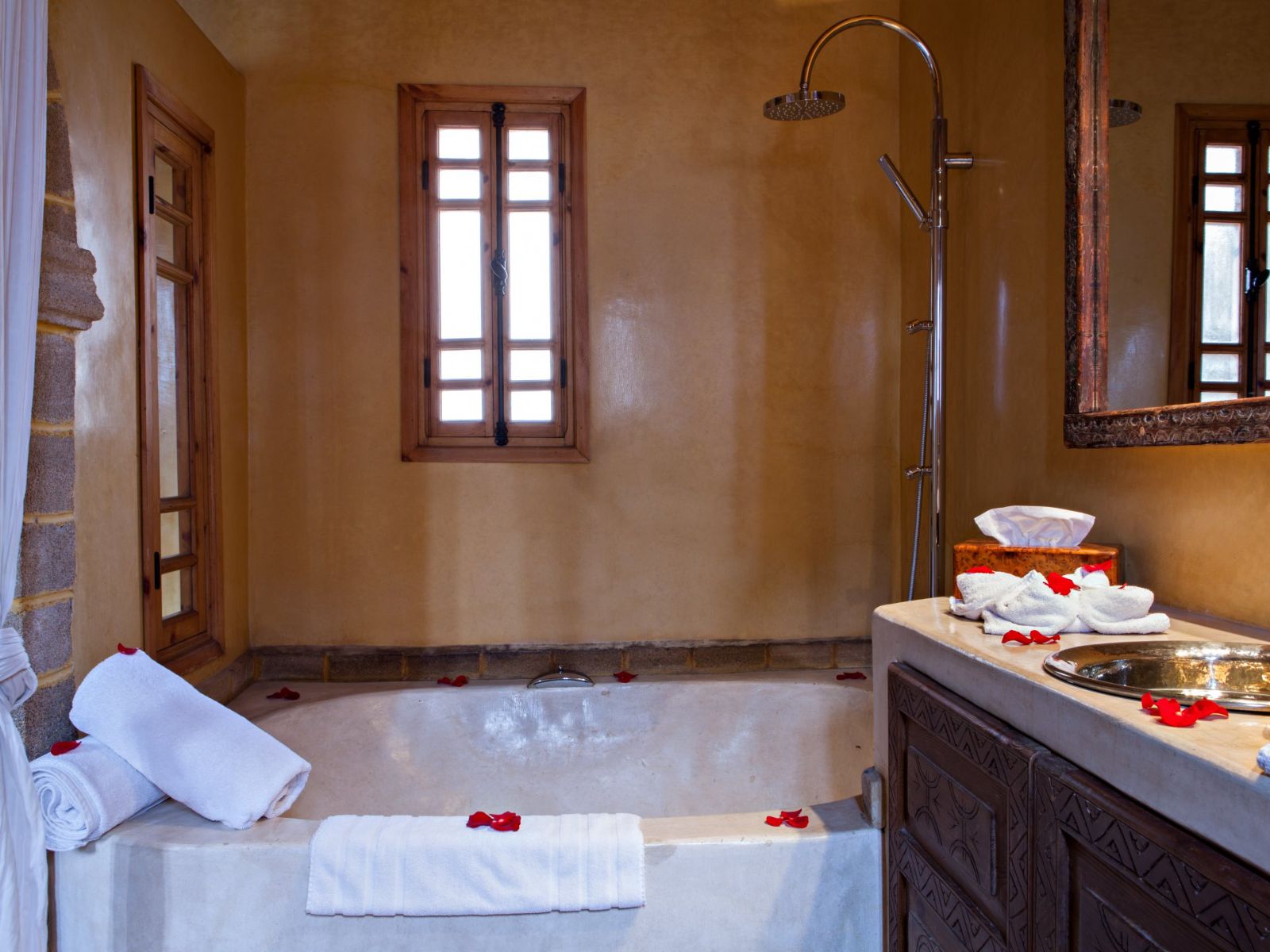 Rondreis Marokko, Essaouira, Riad Chbanete, Berber Comfort suite, badkamer met douche en bad