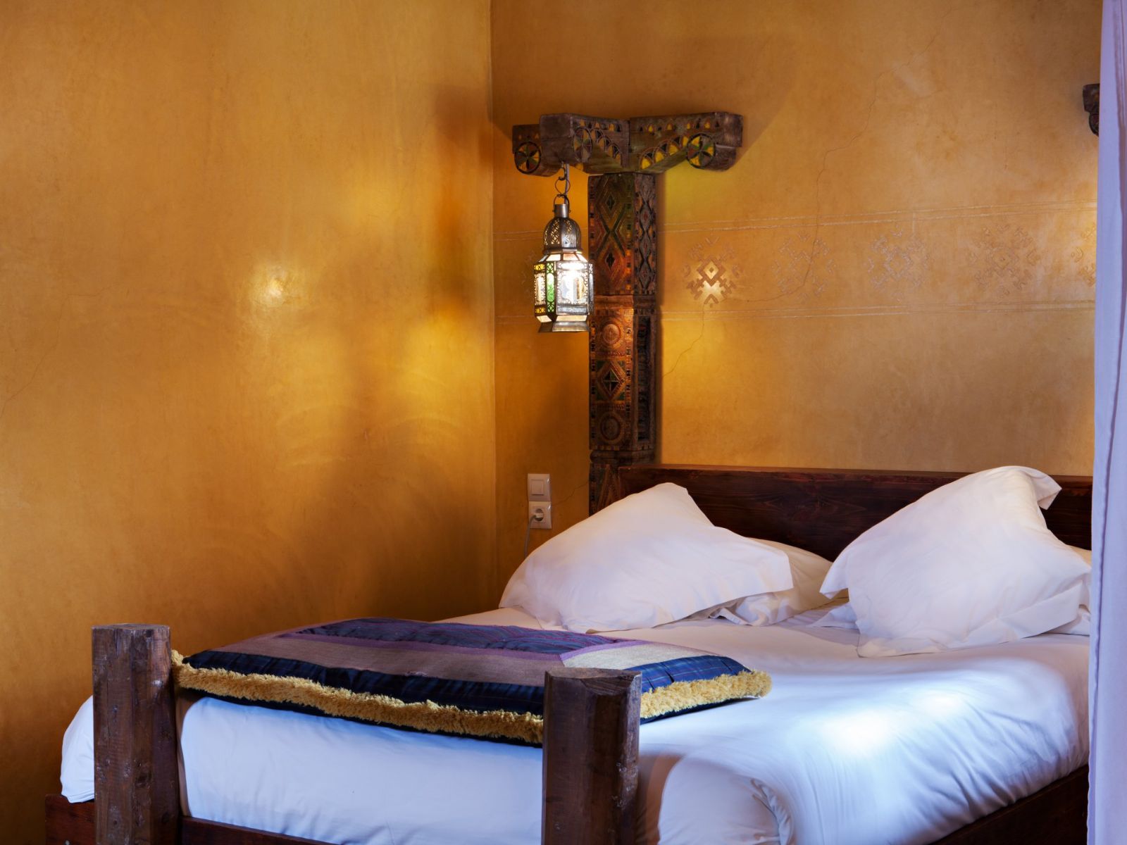 Rondreis Marokko, Essaouira, Riad Chbanete, Berber Comfort suite, tweepersoonsbed