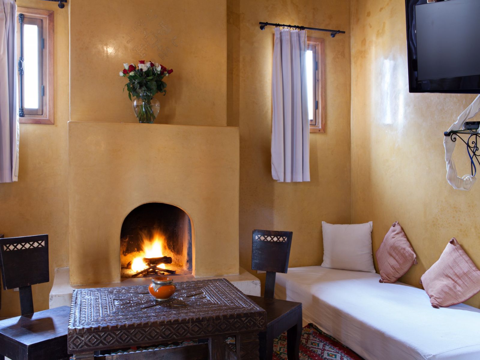 Rondreis Marokko, Essaouira, Riad Chbanete, Berber Comfort suite, zitgedeelte met open haard