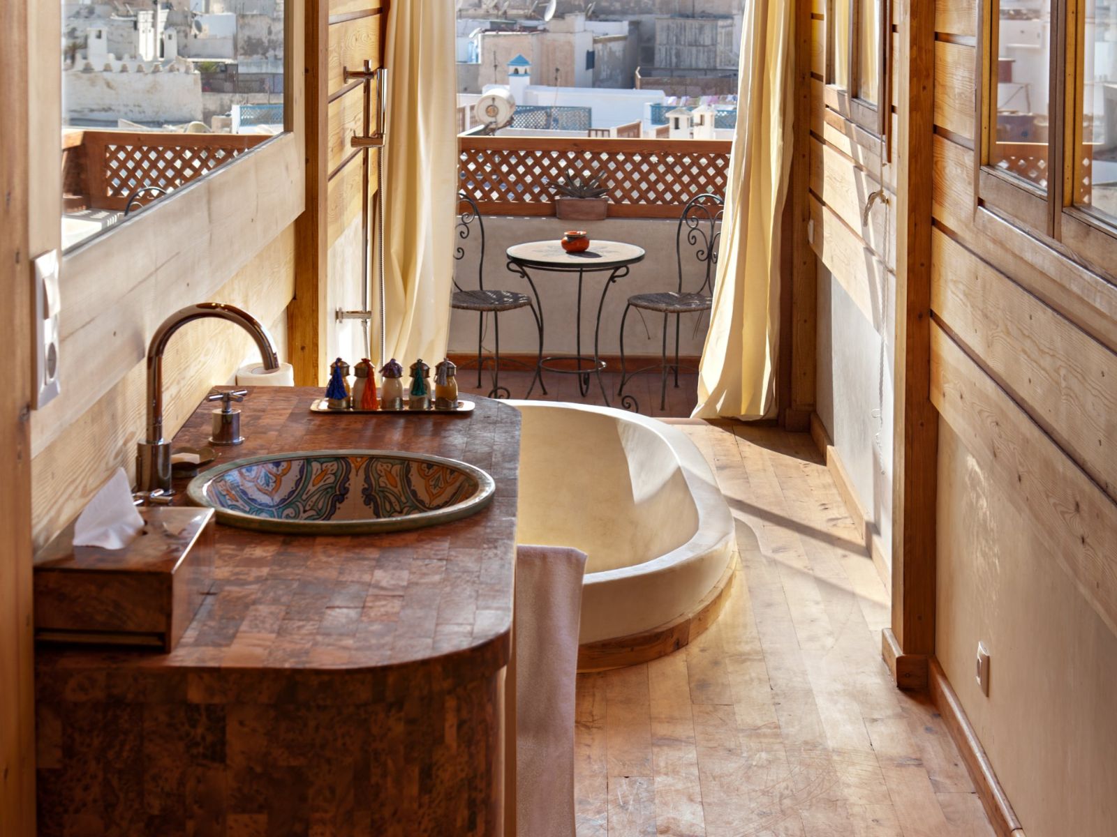 Rondreis Marokko, Essaouira, Riad Chbanete, Chbanate Panoramic Suite, badkamer