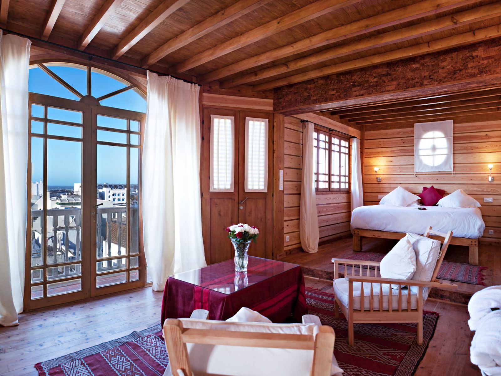 Rondreis Marokko, Essaouira, Riad Chbanete, Chbanate Panoramic Suite, kameroverzicht met bed en zitgedeelte