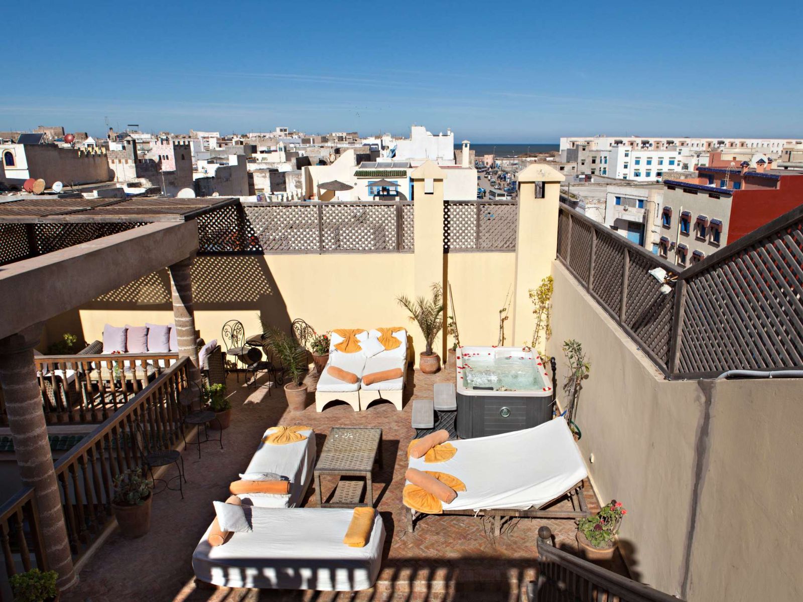 Rondreis Marokko, Essaouira, Riad Chbanete, buiten terras met hottub