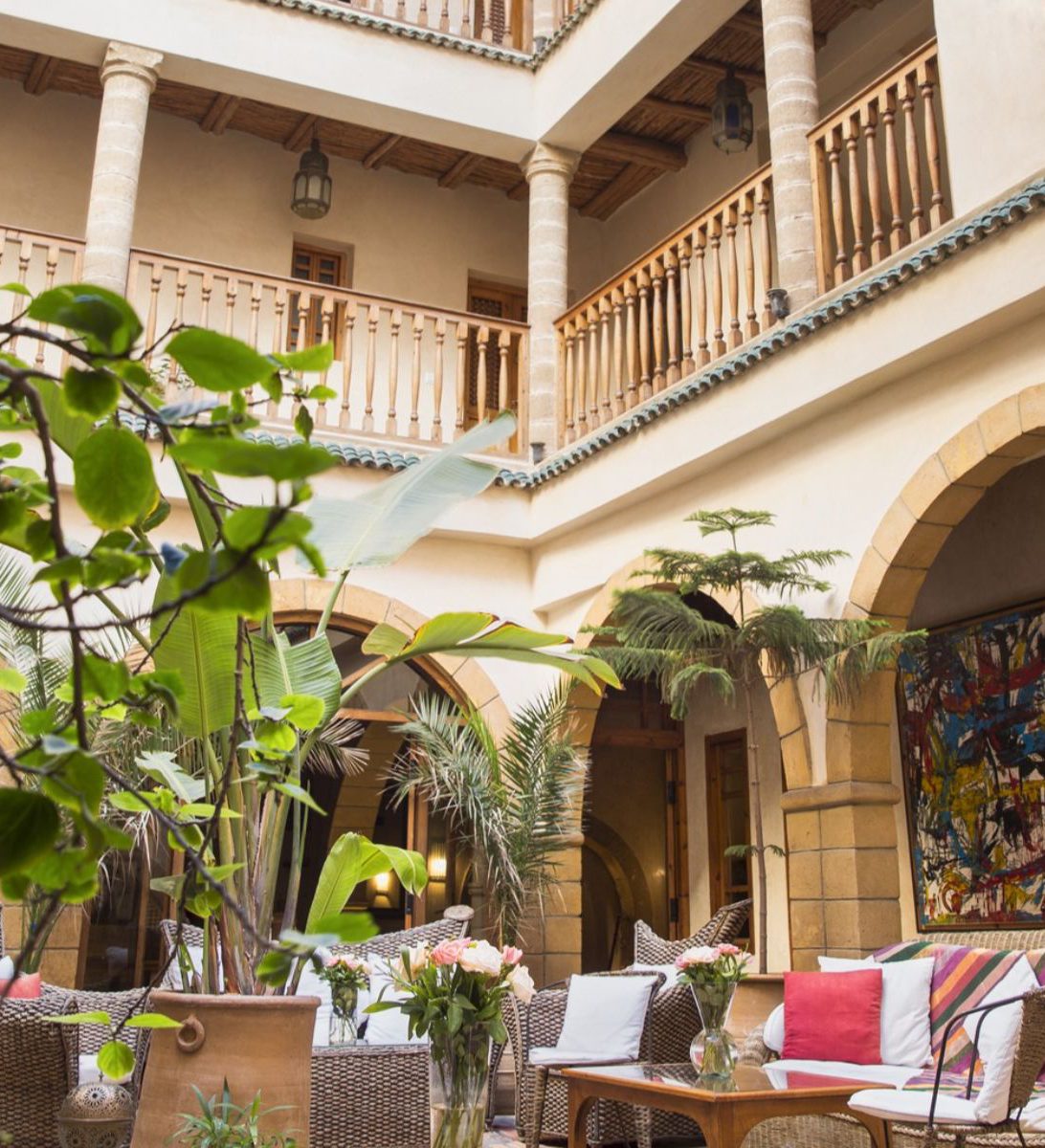 Rondreis-Marokko-Essaouira-Riad-Chbanete-zitgedeelte-binnenplaats-hotel-aspect-ratio-382-420