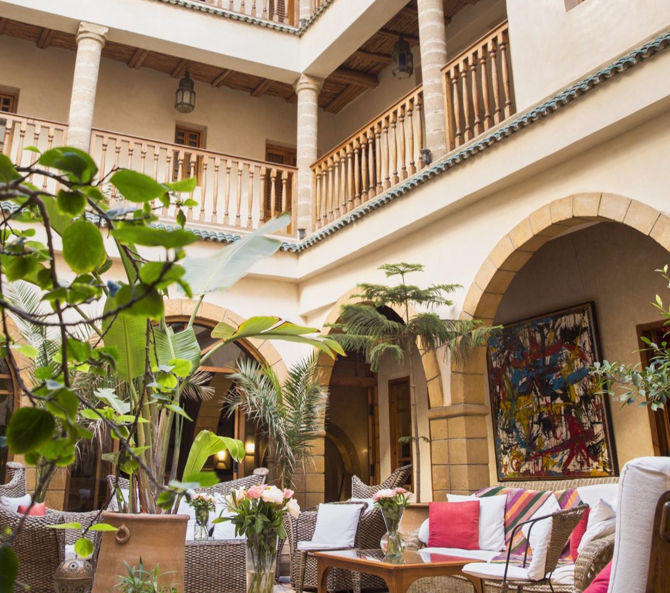 Rondreis Marokko, Essaouira, Riad Chbanete, zitgedeelte binnenplaats hotel
